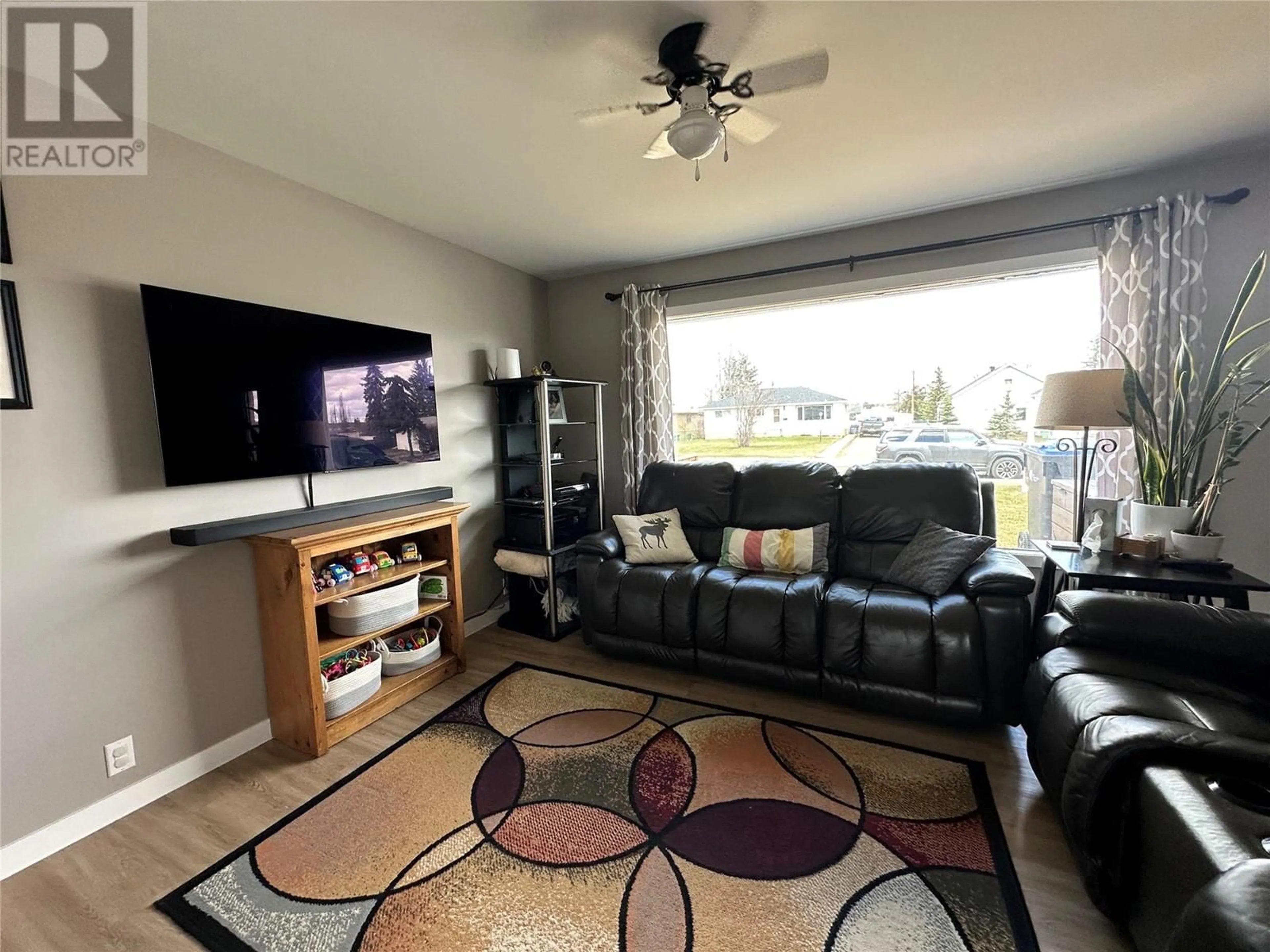 Living room with furniture, unknown for 913 111 AVENUE, Dawson Creek British Columbia V1G2X4