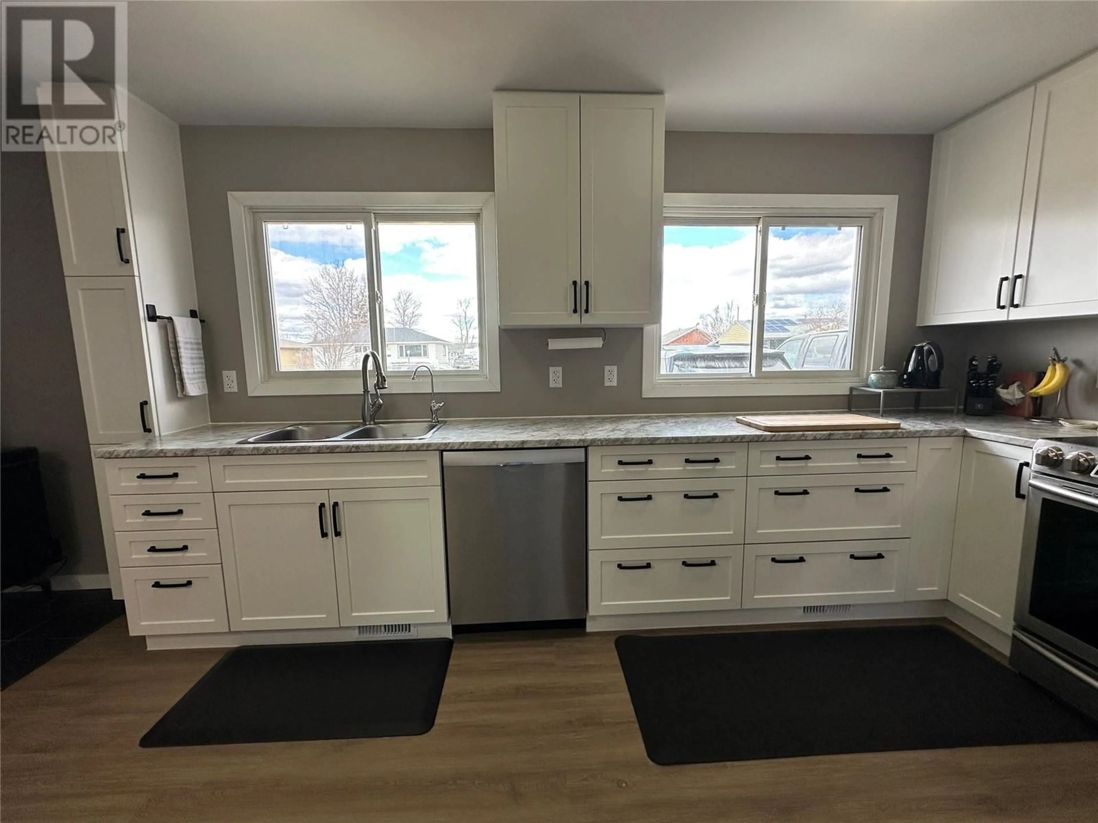 Open concept kitchen, unknown for 913 111 AVENUE, Dawson Creek British Columbia V1G2X4