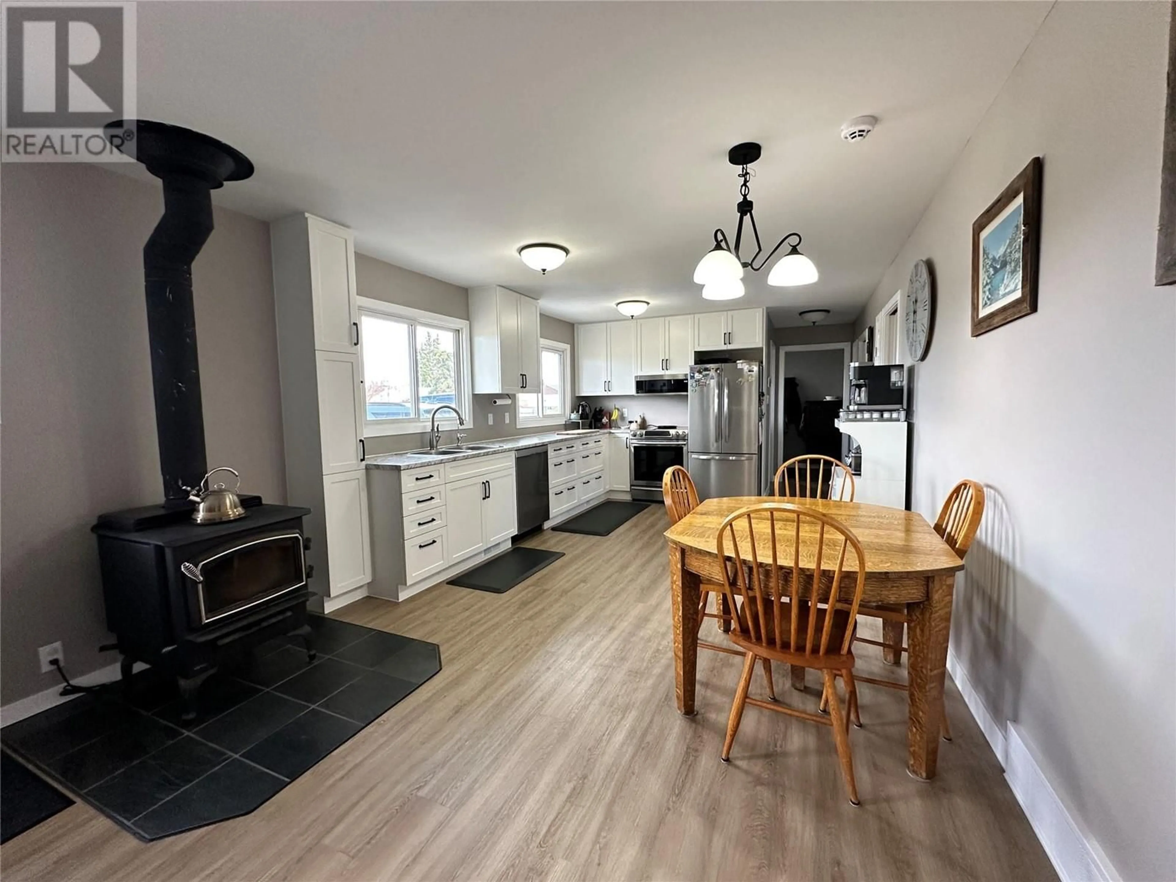 Open concept kitchen, unknown for 913 111 AVENUE, Dawson Creek British Columbia V1G2X4