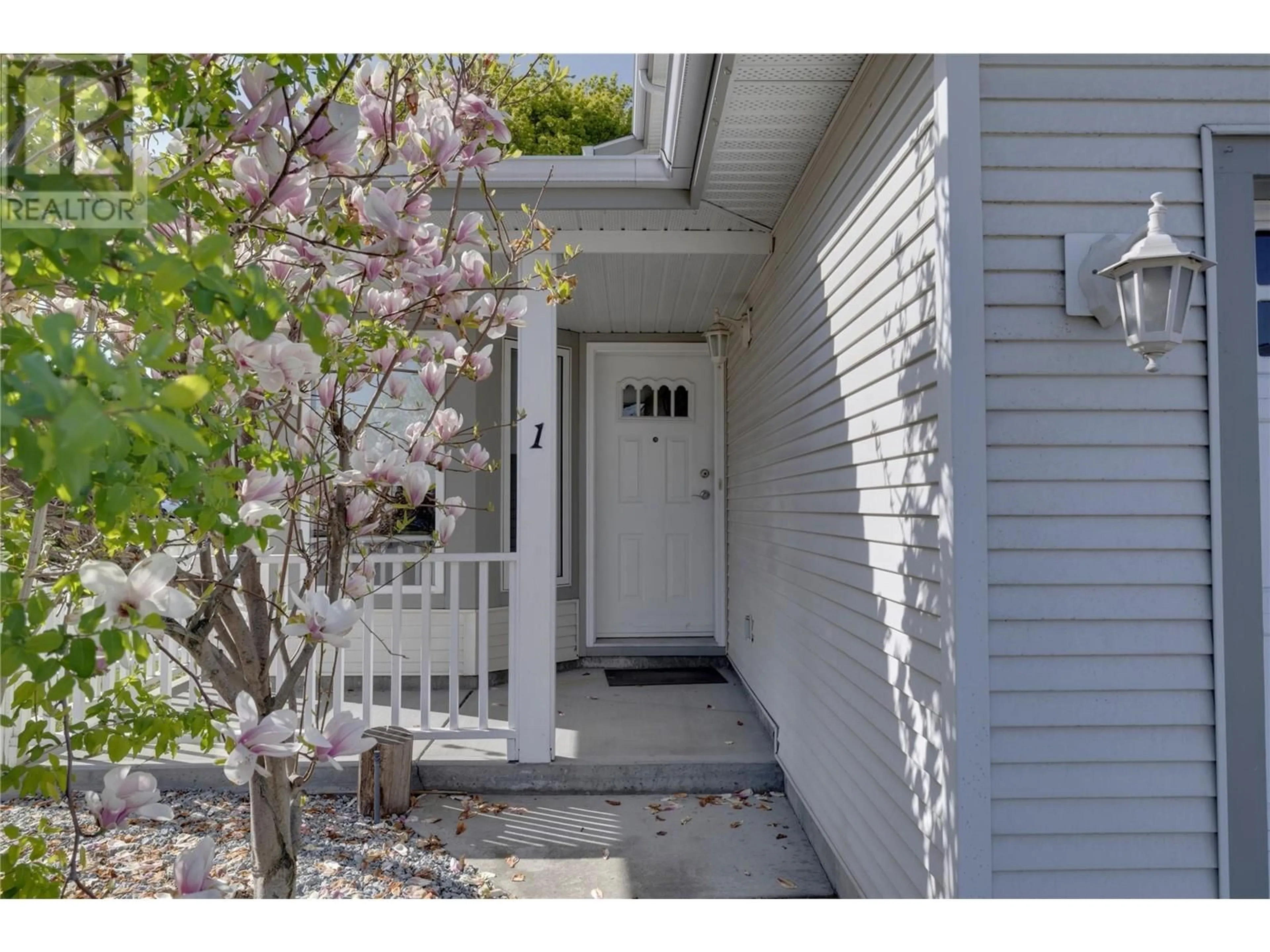 Indoor entryway for 1 - 1120 GUISACHAN ROAD, Kelowna British Columbia V1Y9R5