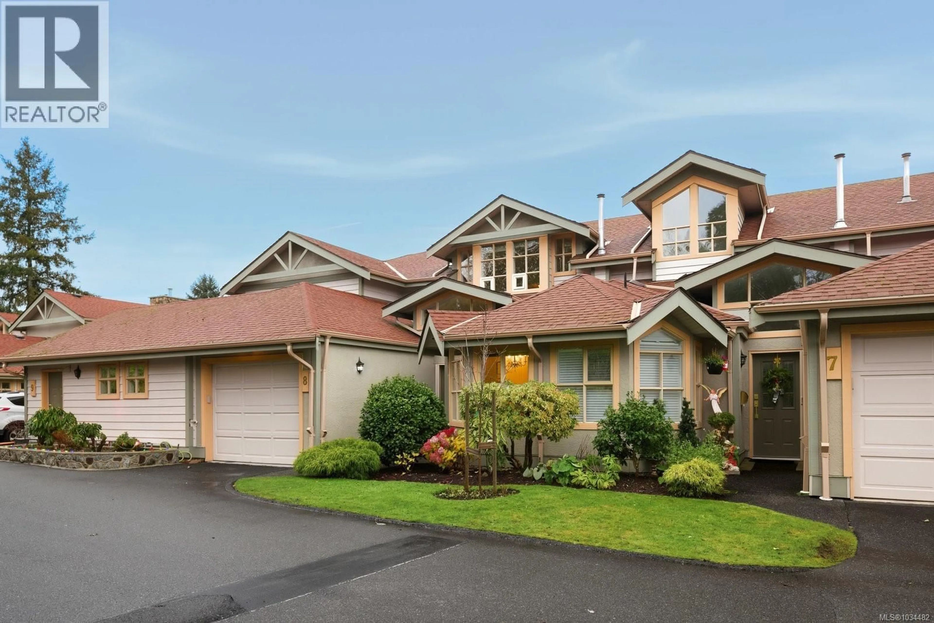Home with vinyl exterior material, street for 8 - 500 MARSETT PLACE, Saanich British Columbia V8Z7J1