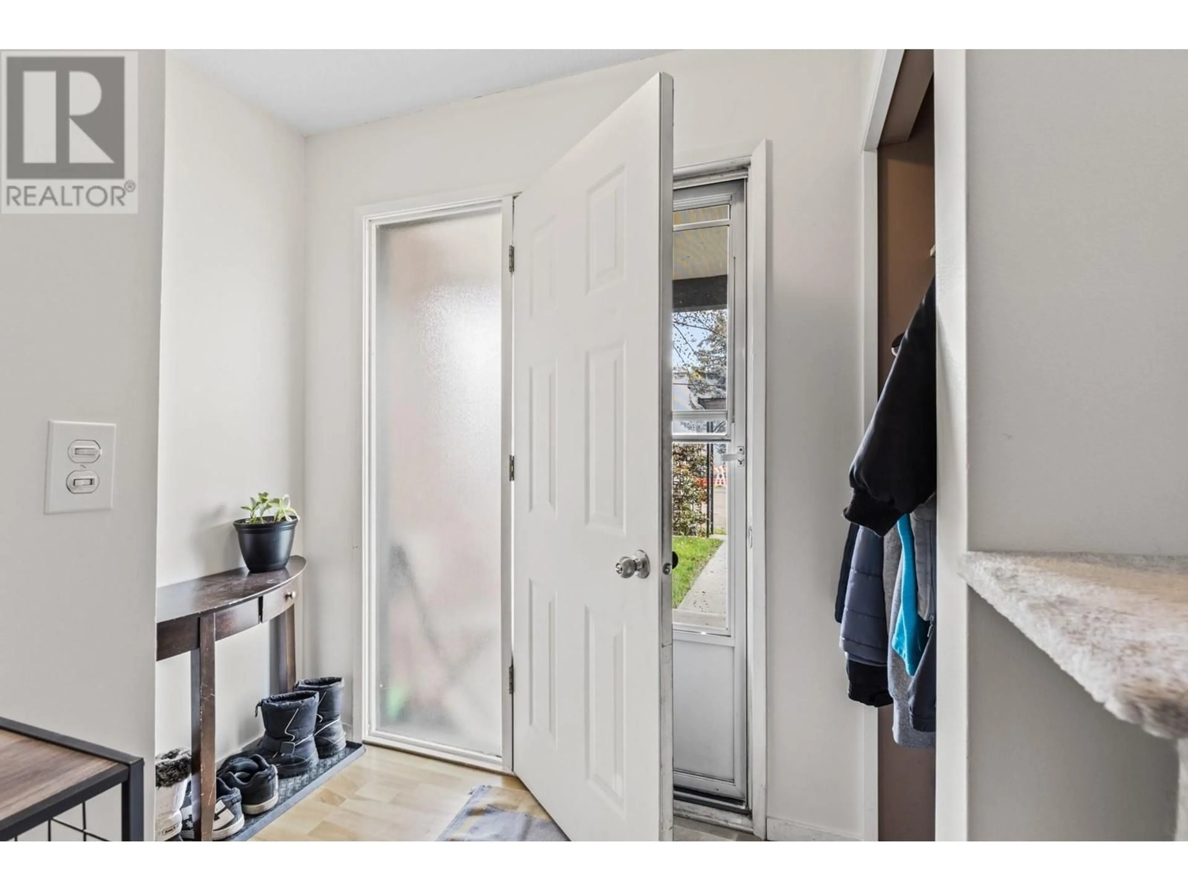 Indoor entryway for 690 BELL ROAD, Kelowna British Columbia V1X2Y1