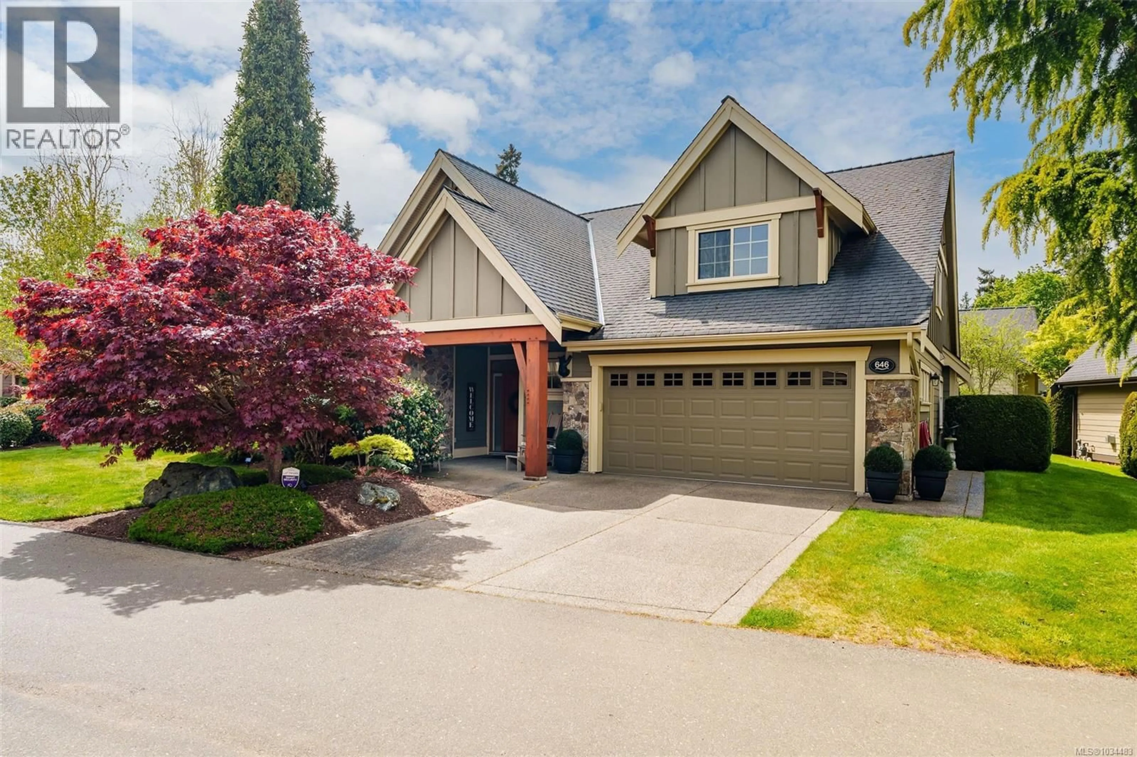 Home with vinyl exterior material, street for 646 EAGLEWOOD COURT, Qualicum Beach British Columbia V9K0A3