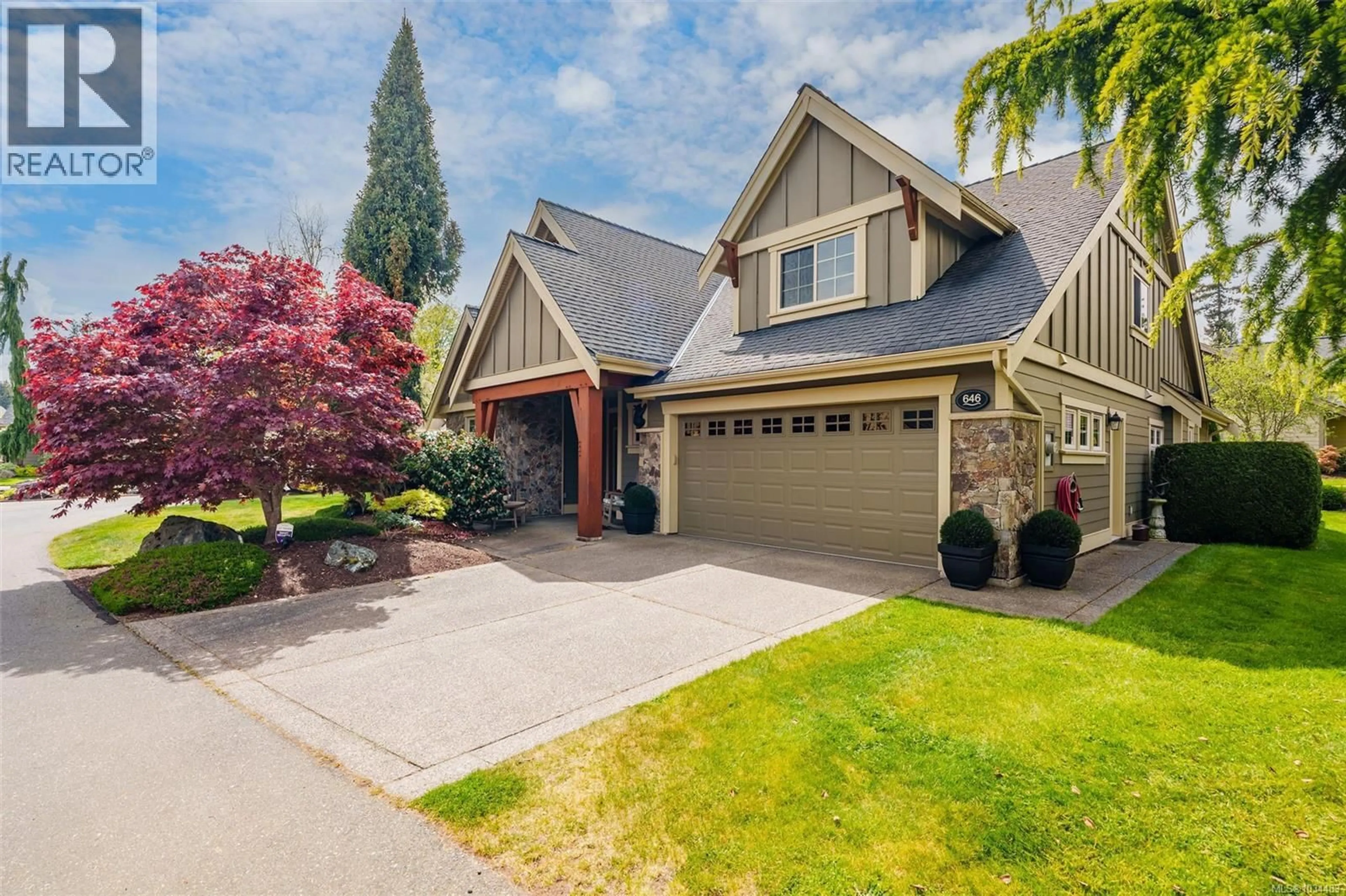 Home with vinyl exterior material, street for 646 EAGLEWOOD COURT, Qualicum Beach British Columbia V9K0A3