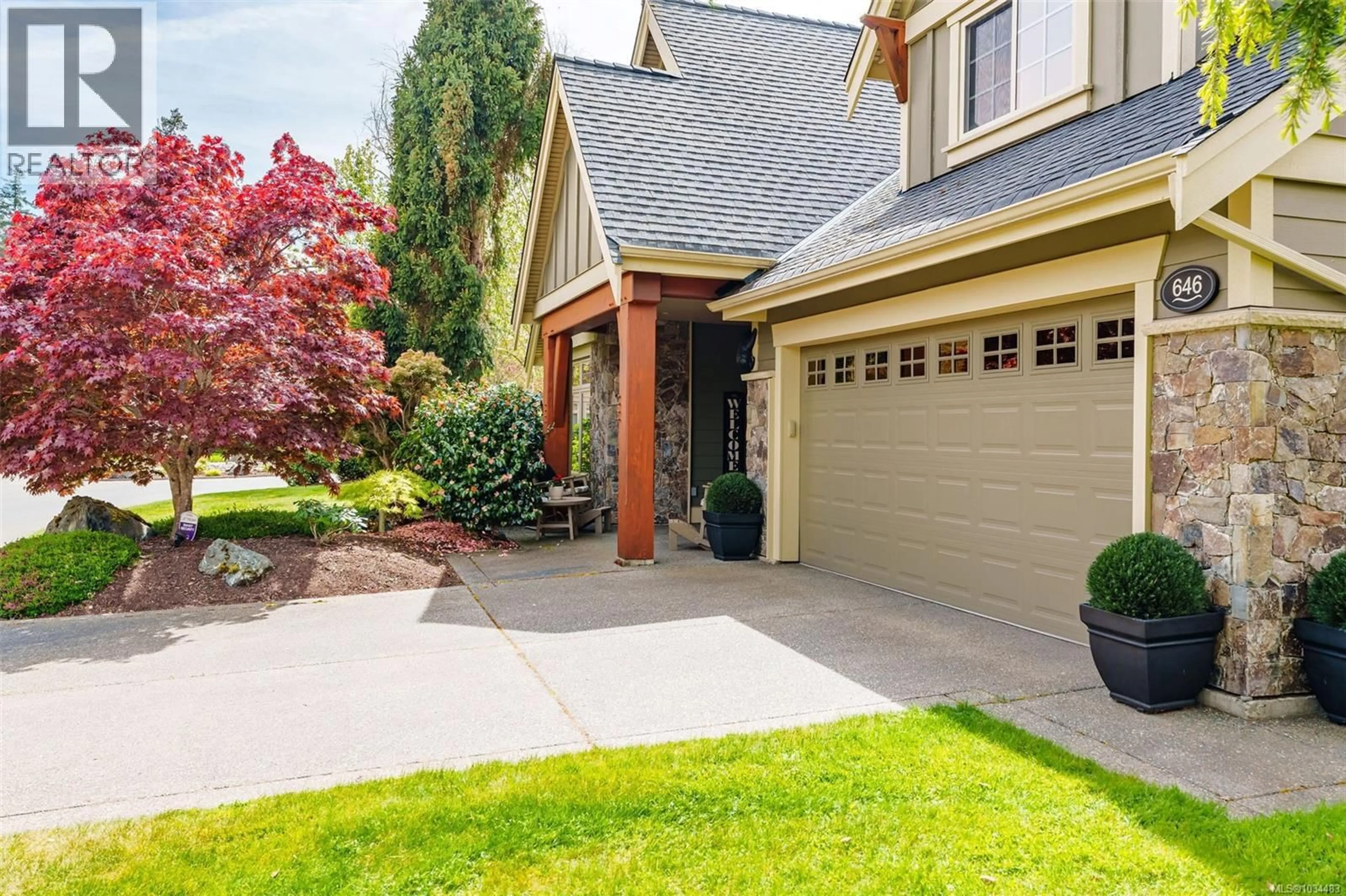 Home with vinyl exterior material, street for 646 EAGLEWOOD COURT, Qualicum Beach British Columbia V9K0A3