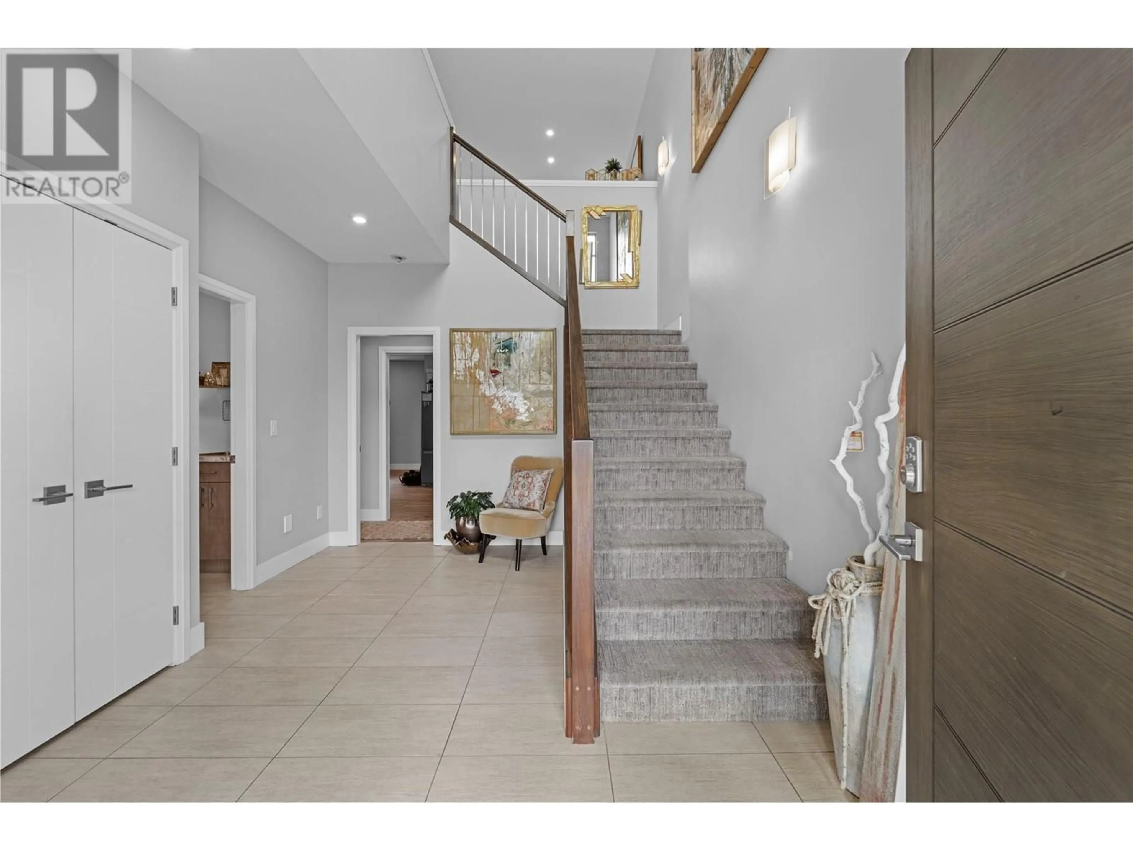 Indoor foyer for 2037 GALORE CRESCENT, Kamloops British Columbia V2E0A7