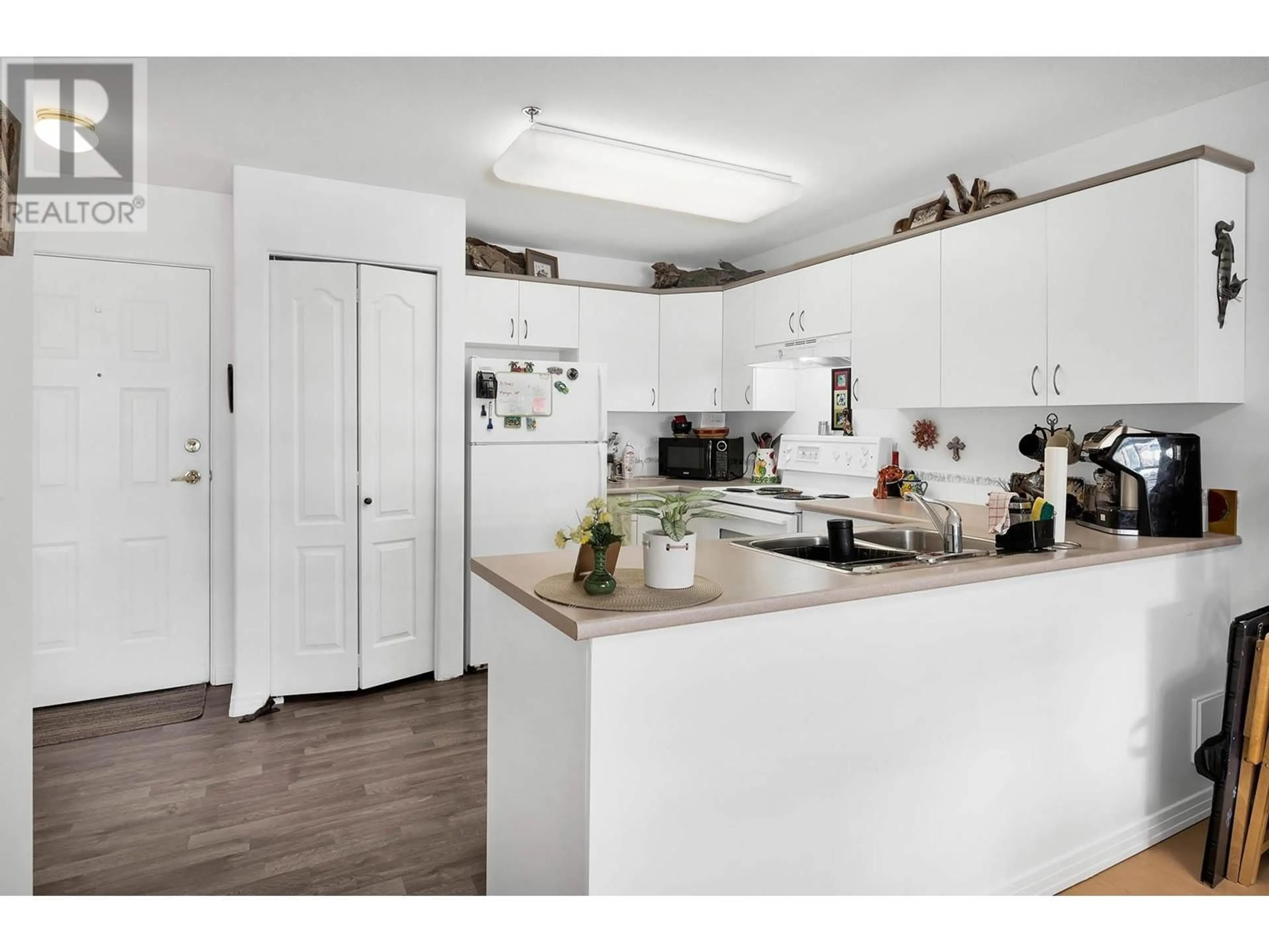 Open concept kitchen, unknown for 211 - 554 SEYMOUR STREET, Kamloops British Columbia V2C2G9