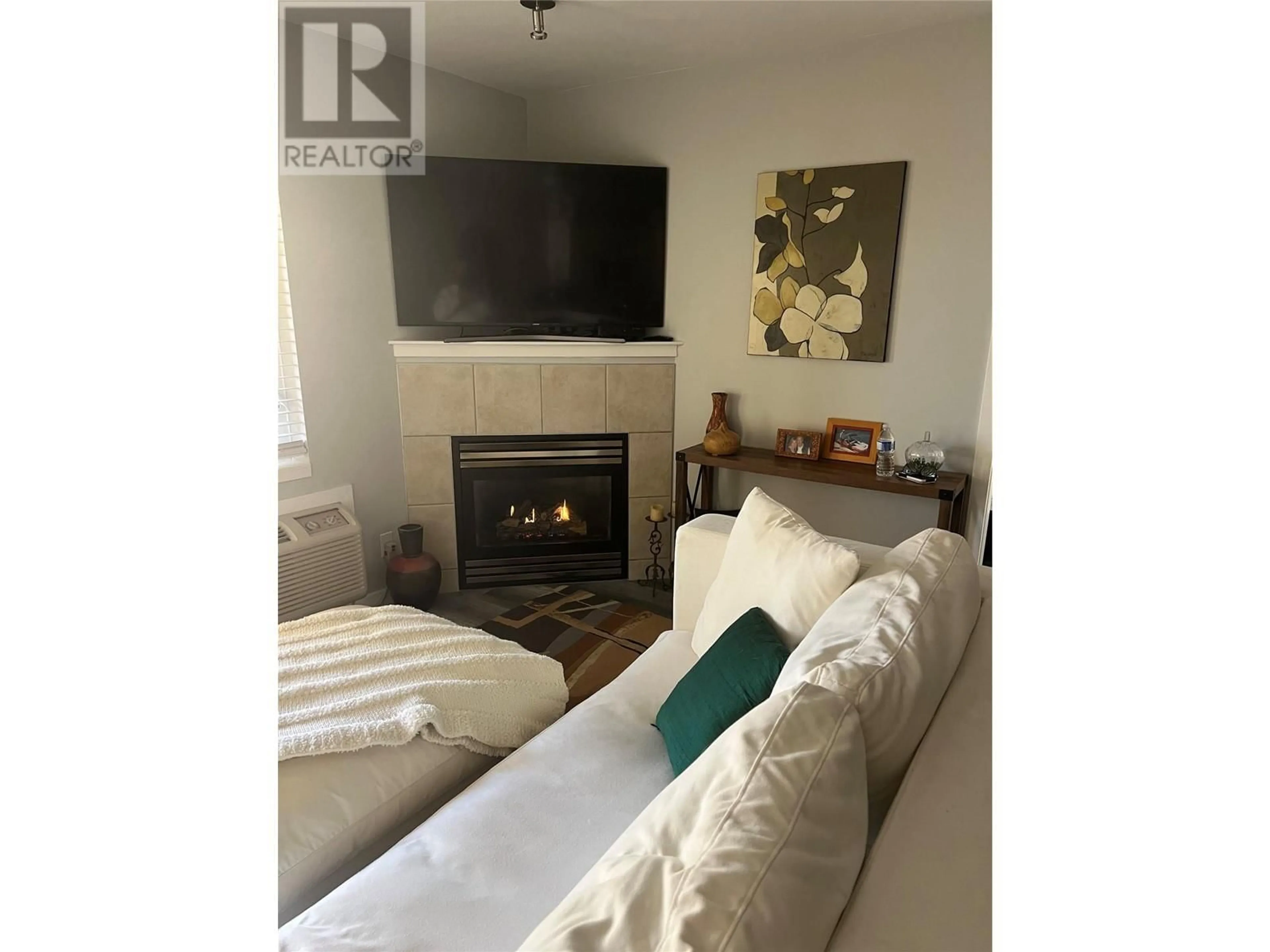 Living room with furniture, wood/laminate floor for 315 - 7600 COTTONWOOD DRIVE, Osoyoos British Columbia V0H1V3