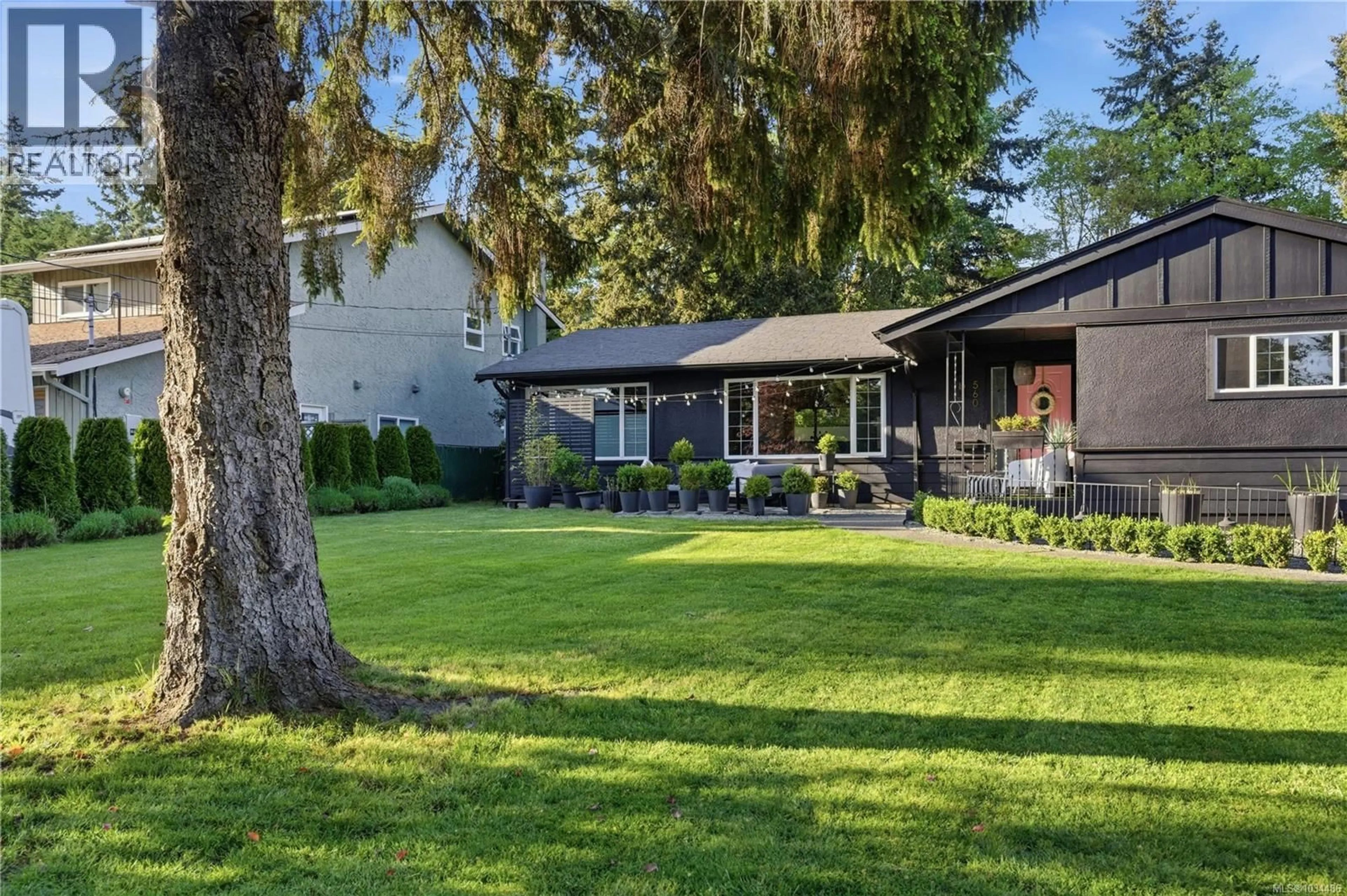 Home with vinyl exterior material, street for 560 KAY STREET, Saanich British Columbia V8Z2L3