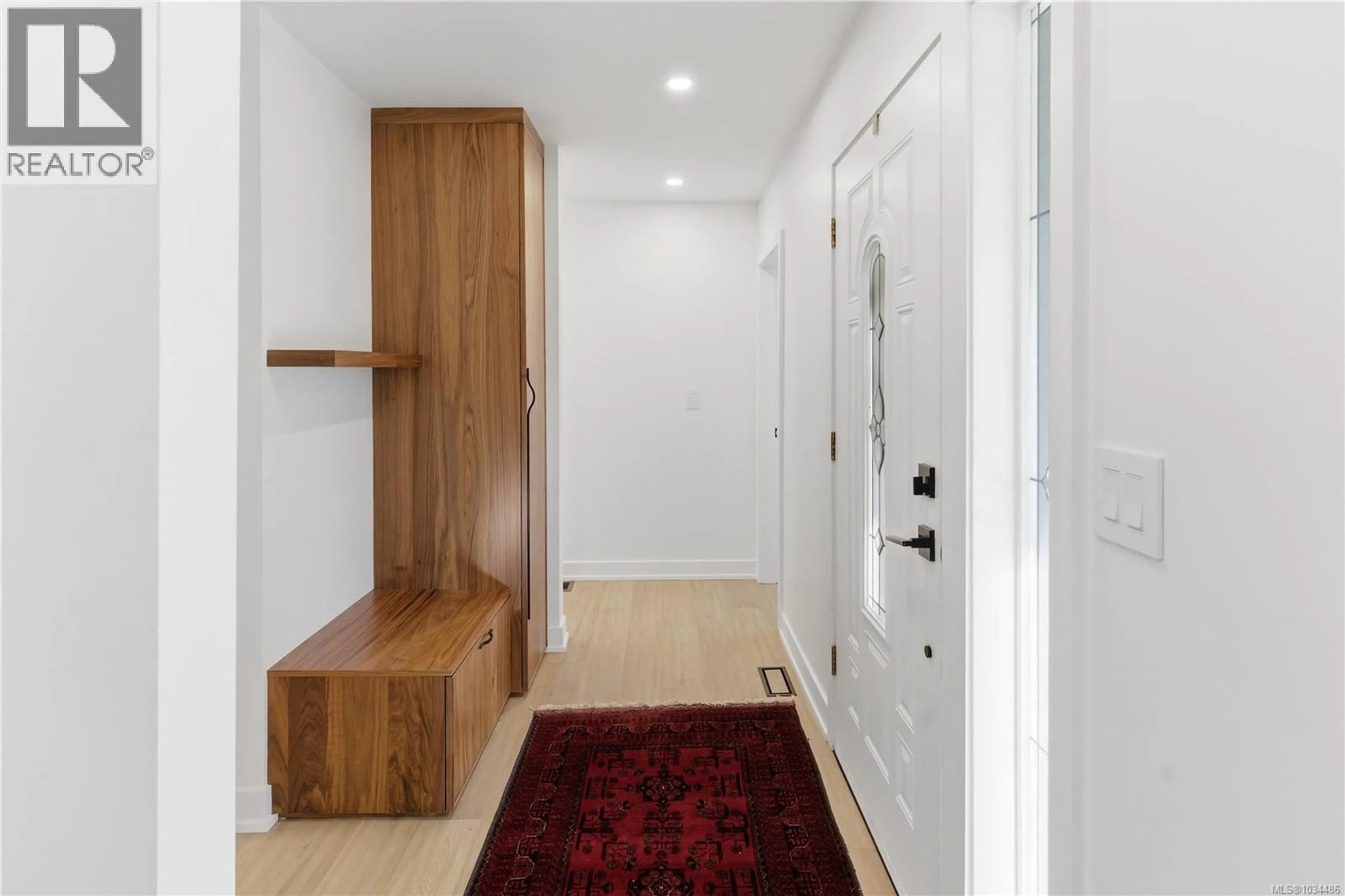 Indoor entryway for 560 KAY STREET, Saanich British Columbia V8Z2L3