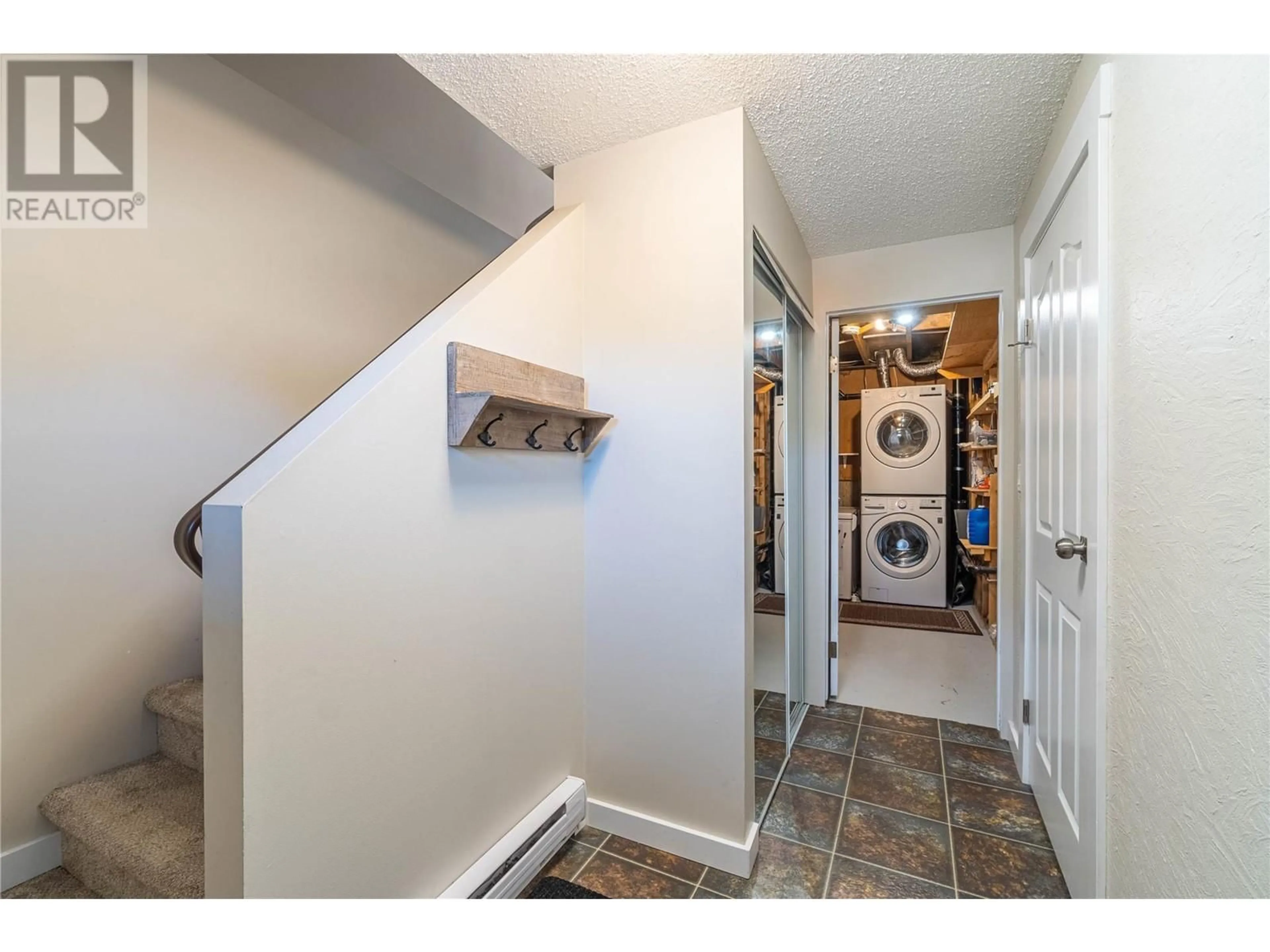 Indoor entryway for 52 - 1605 SUMMIT DRIVE, Kamloops British Columbia V2E2A5
