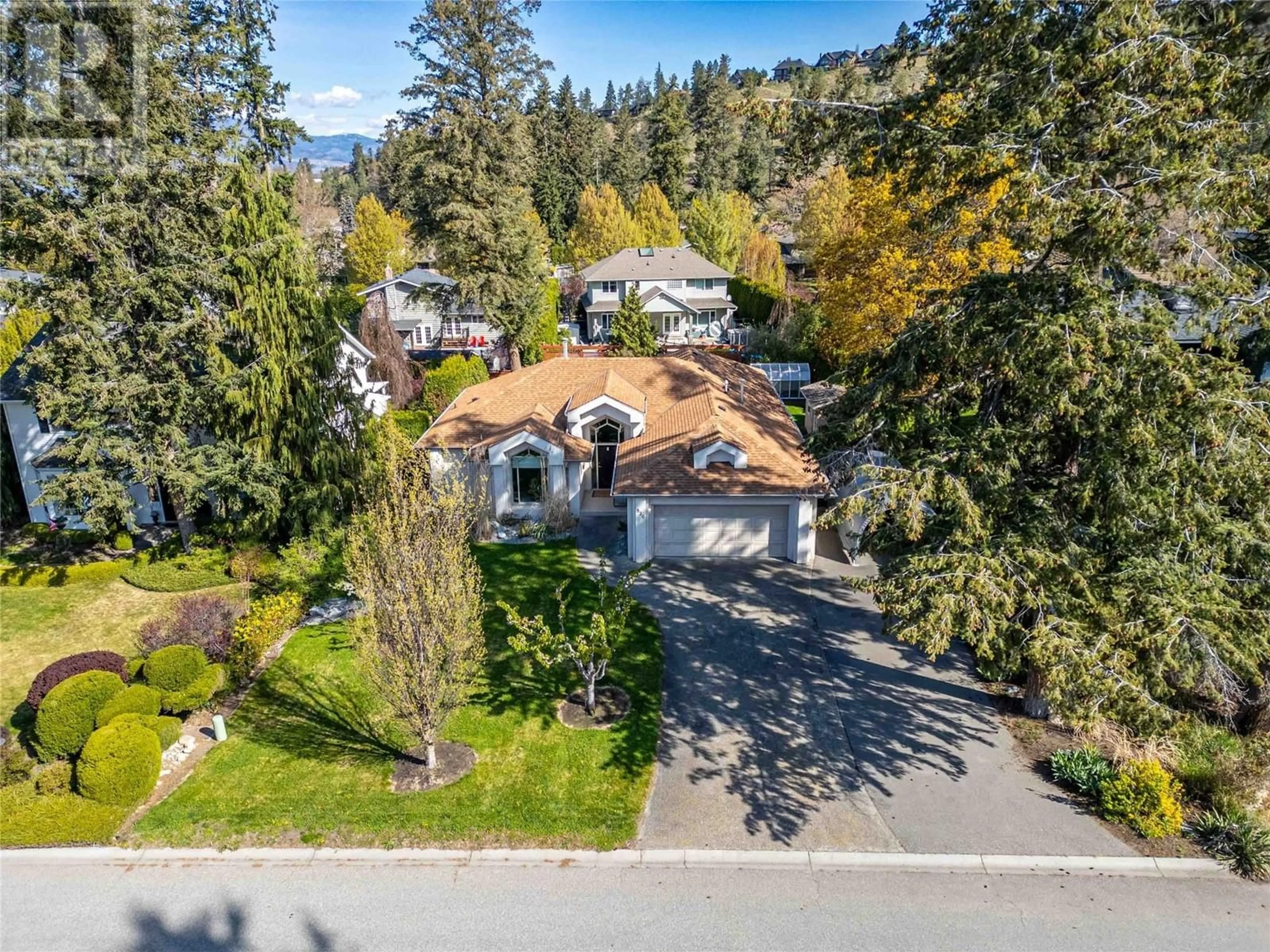 A pic from outside/outdoor area/front of a property/back of a property/a pic from drone, street for 826 BULLOCK ROAD, Kelowna British Columbia V1W2C1