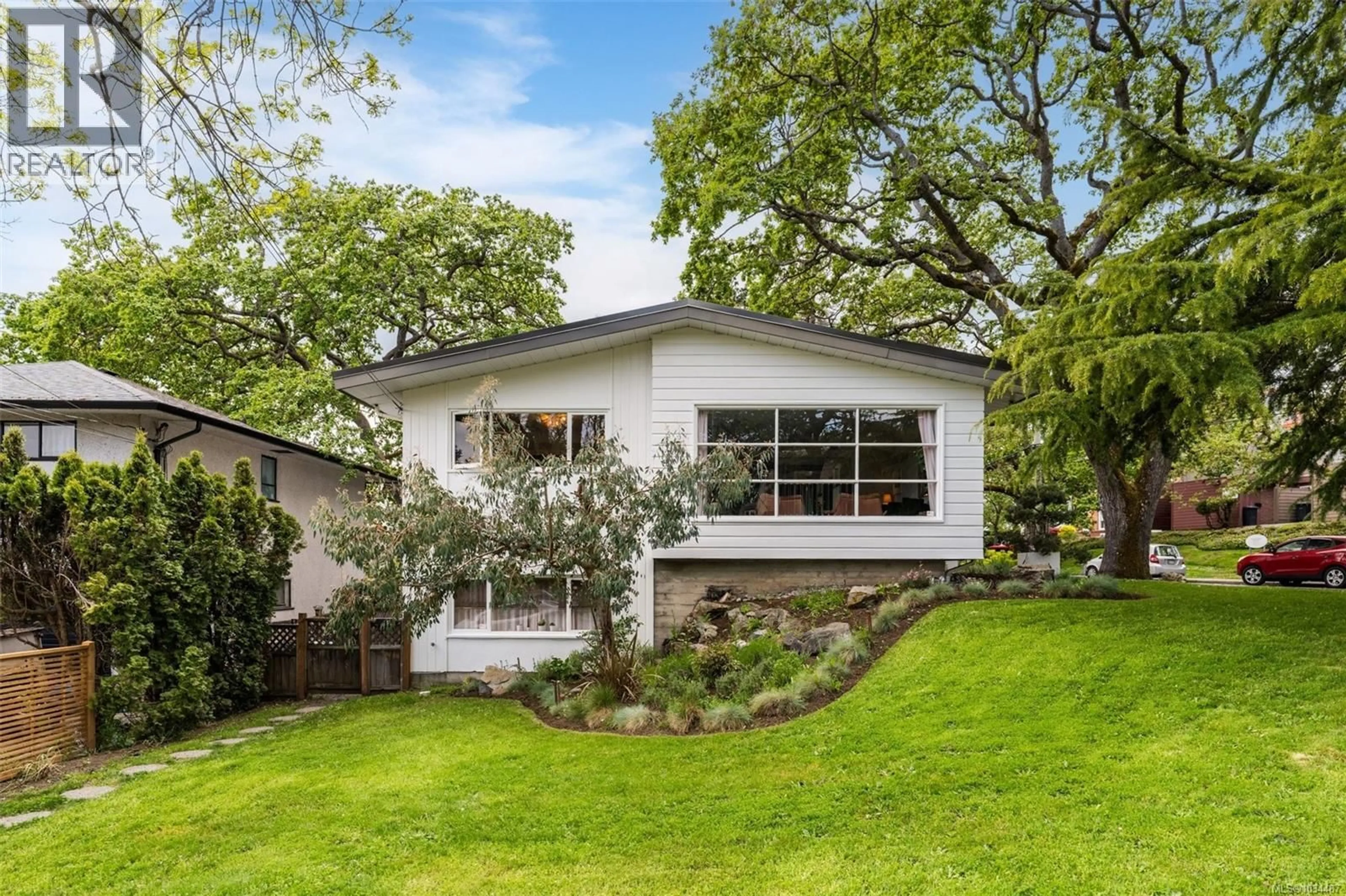 Home with vinyl exterior material, street for 1195 KINGS ROAD, Victoria British Columbia V8T1X6
