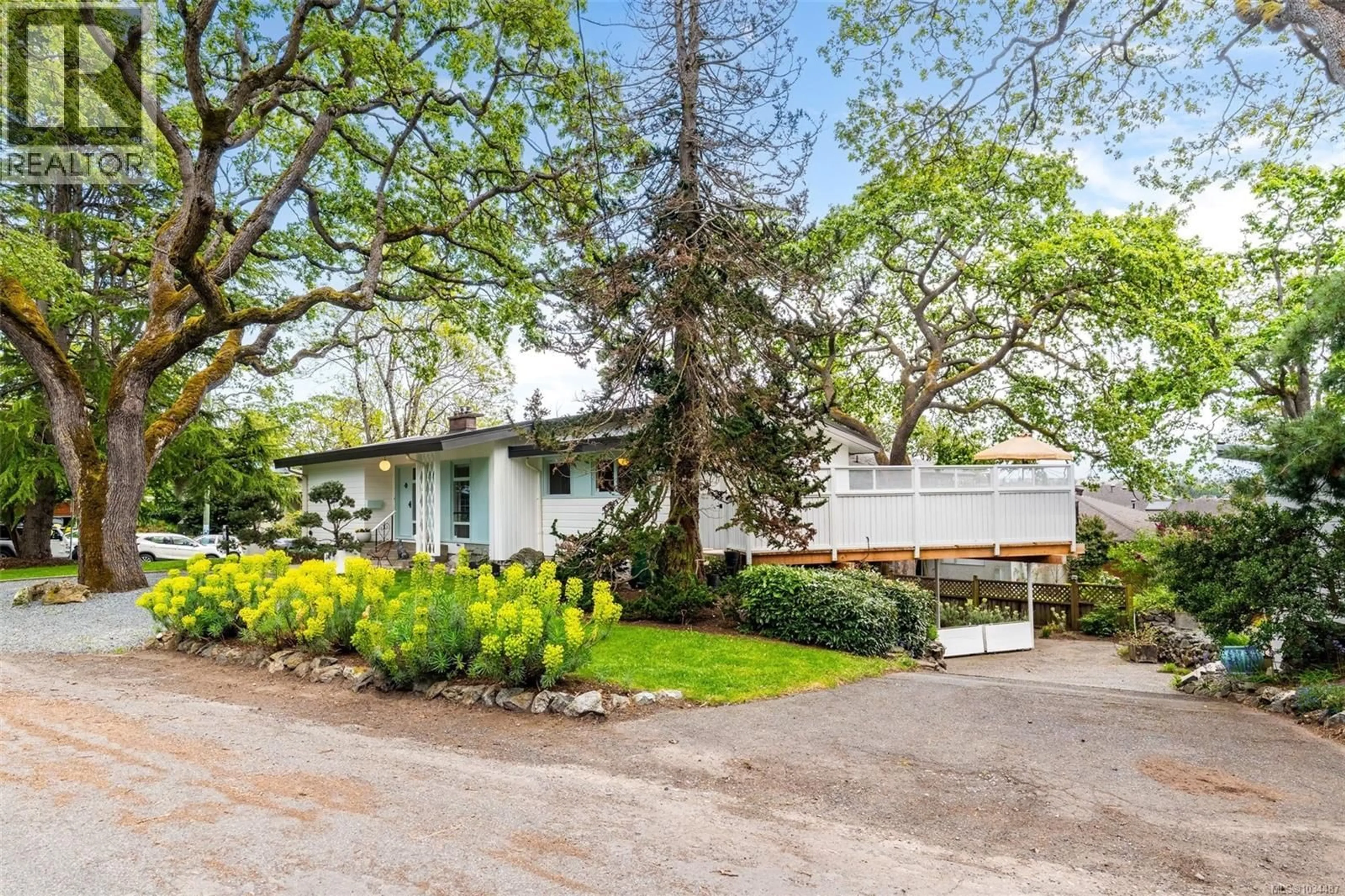Home with vinyl exterior material, street for 1195 KINGS ROAD, Victoria British Columbia V8T1X6