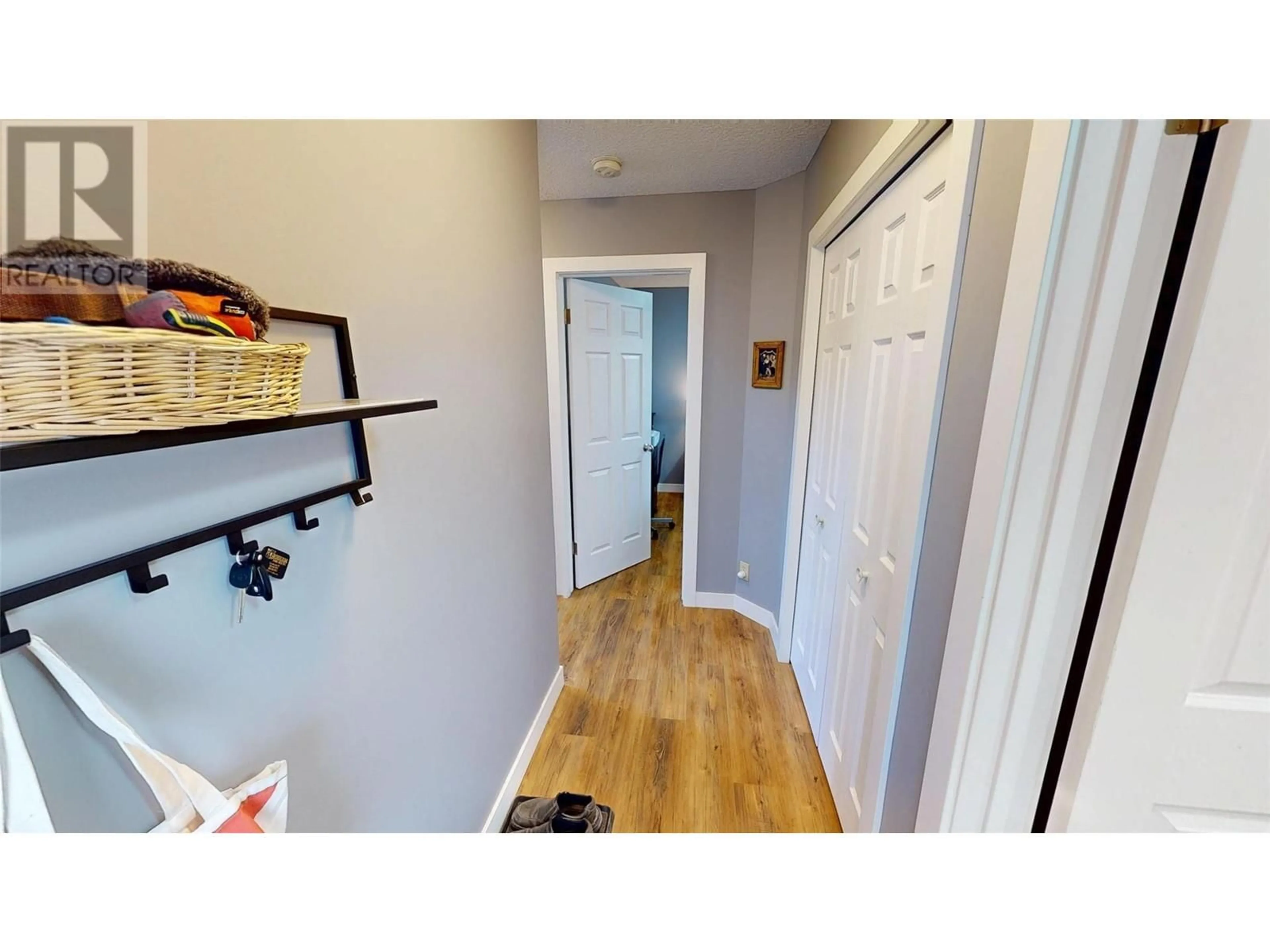 Indoor entryway for 8 - 4868 RIVERVIEW DRIVE, Edgewater British Columbia V0A1E0