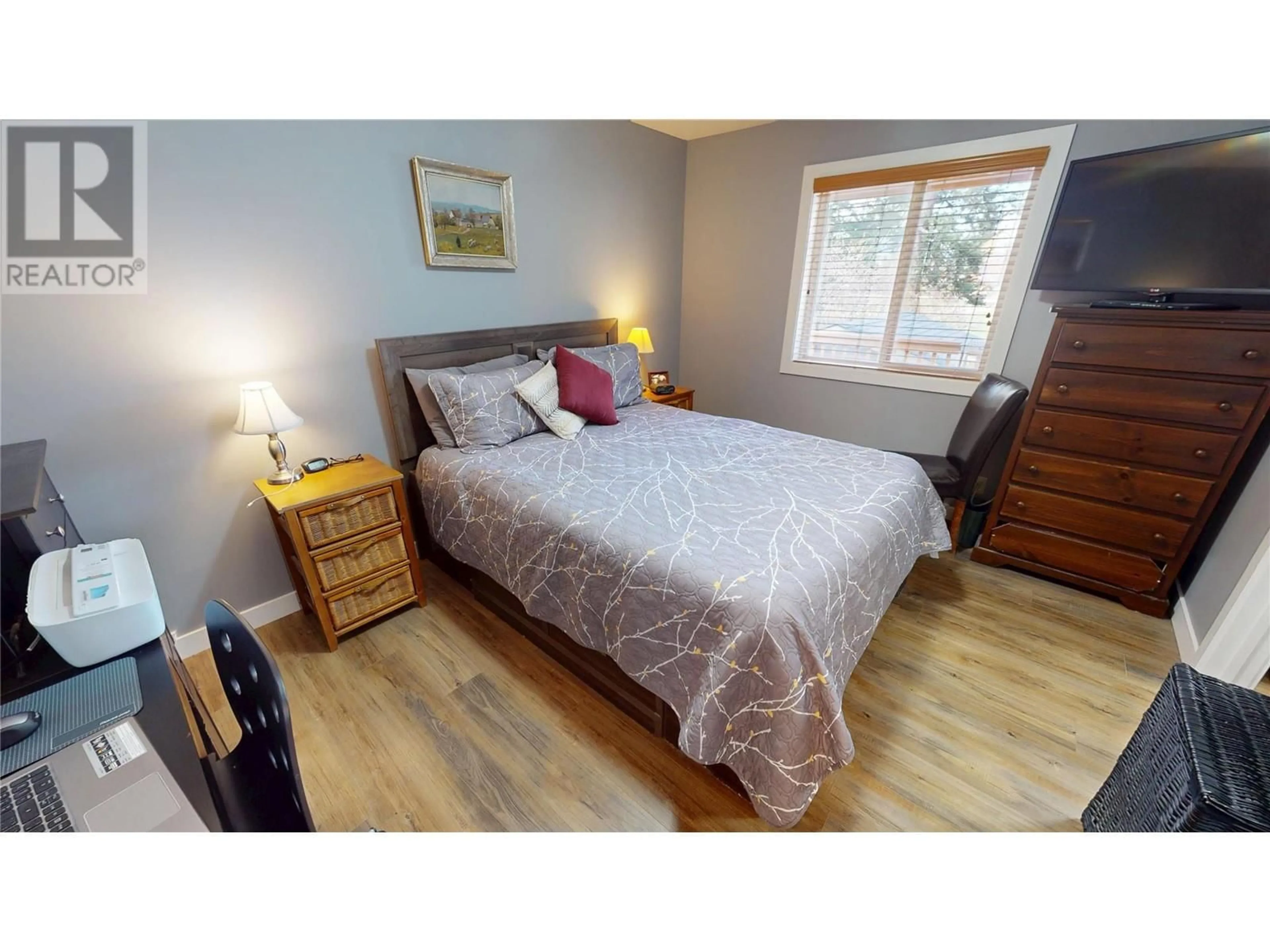 Bedroom with bed, wood/laminate floor for 8 - 4868 RIVERVIEW DRIVE, Edgewater British Columbia V0A1E0