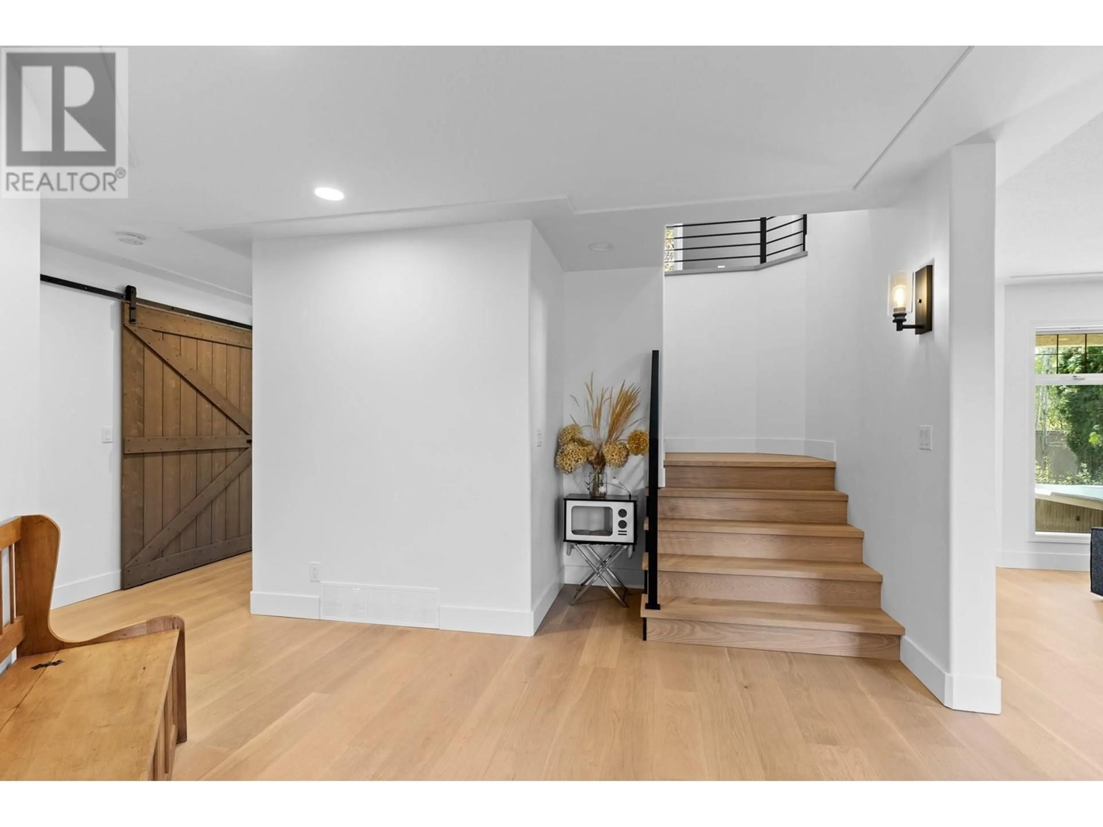 Indoor foyer for 471 CASCIA DRIVE, Kelowna British Columbia V1W3C6