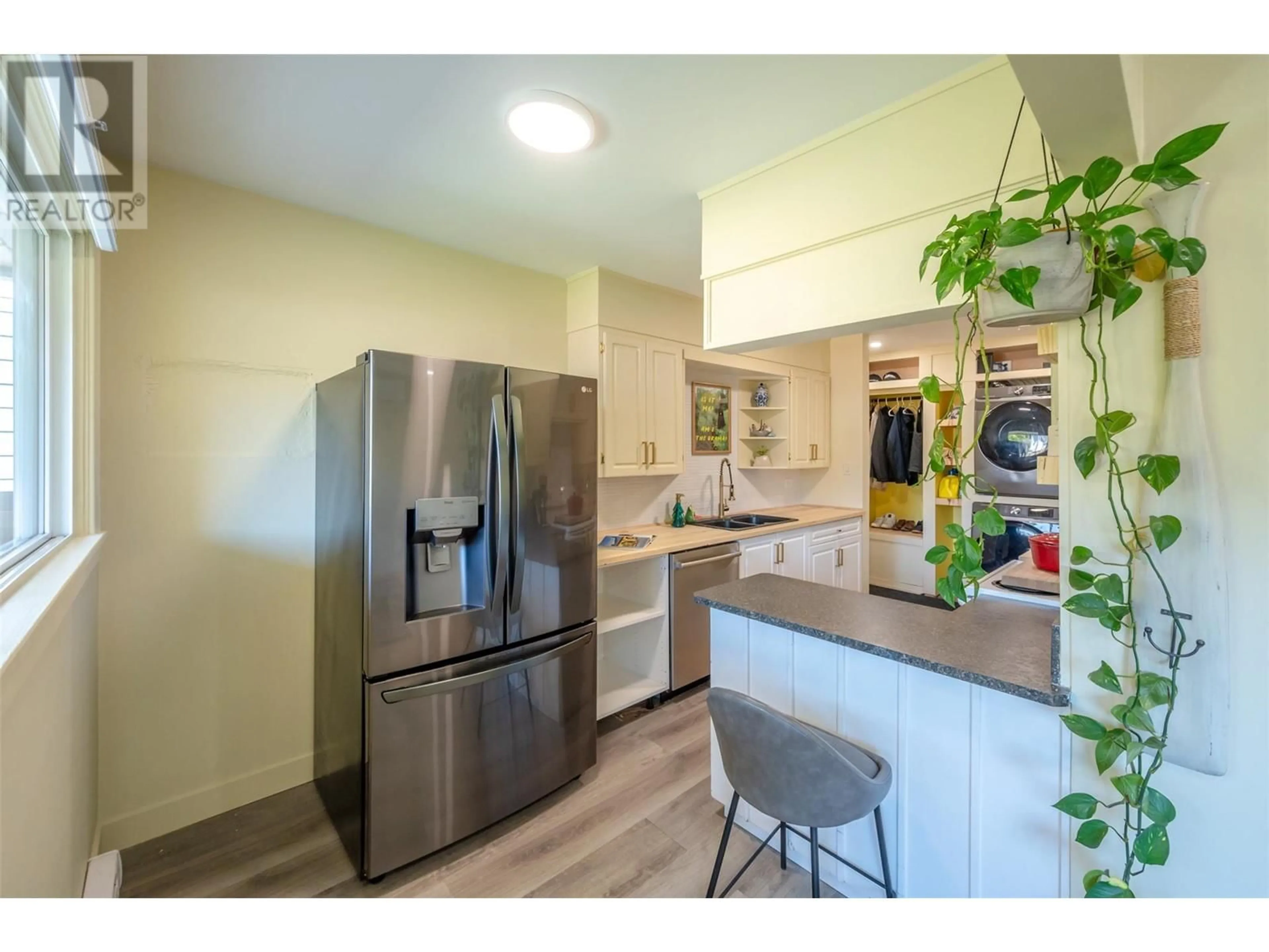 Open concept kitchen, wood/laminate floor for 282 BASSETT STREET, Penticton British Columbia V2A5W3