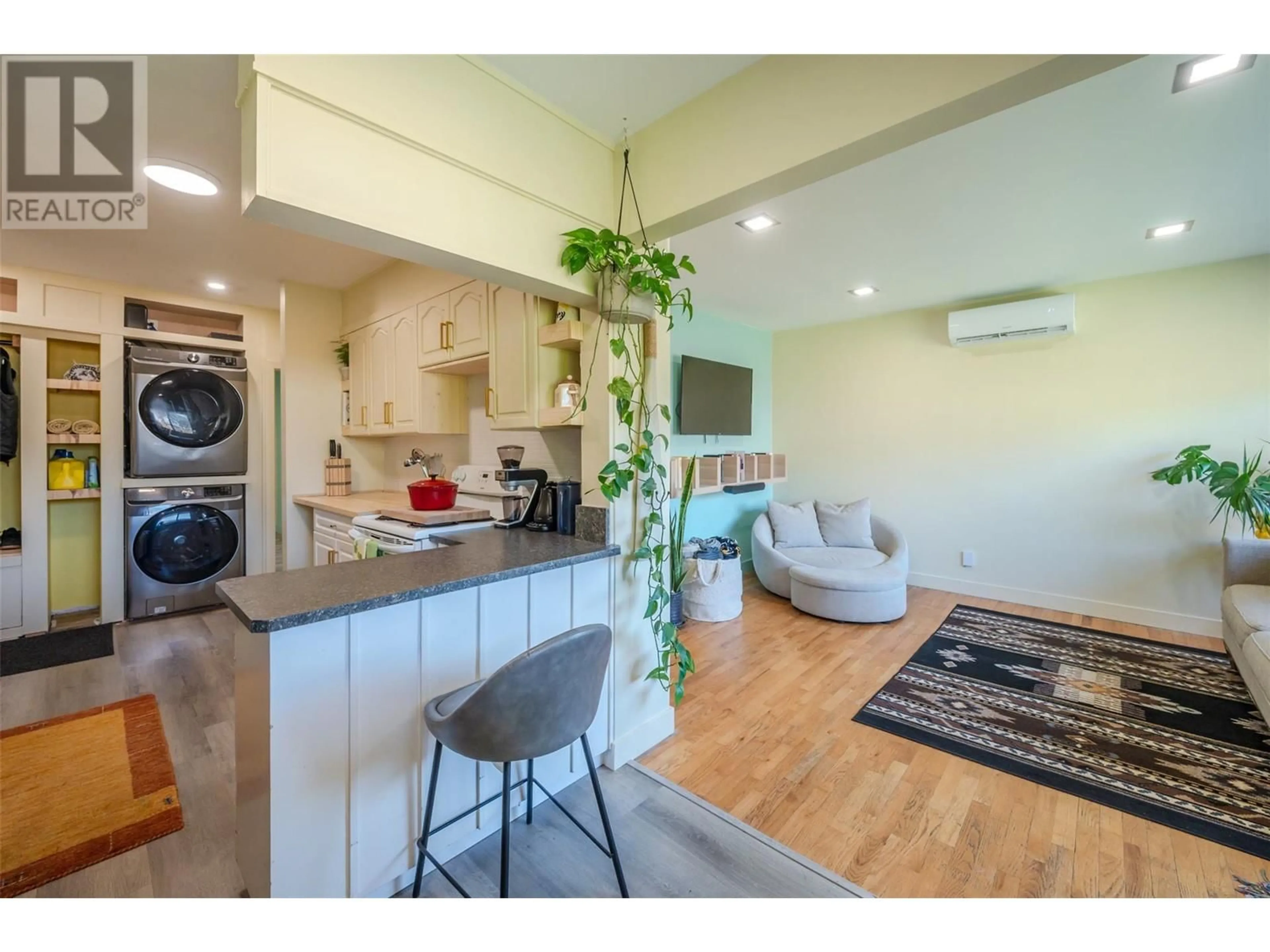 Open concept kitchen, unknown for 282 BASSETT STREET, Penticton British Columbia V2A5W3