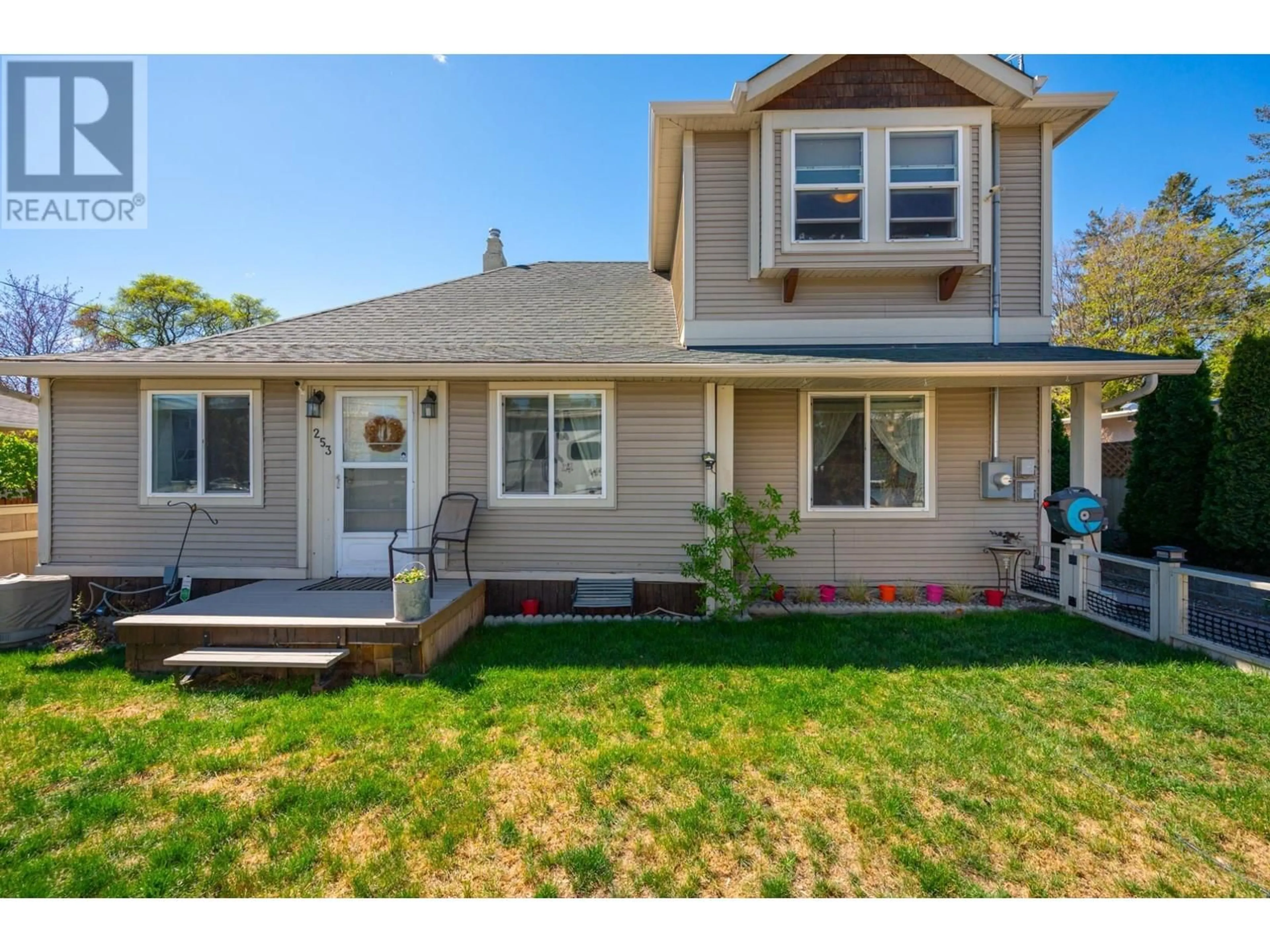 Home with vinyl exterior material, street for 253 ROYAL AVENUE, Kamloops British Columbia V2B3P4