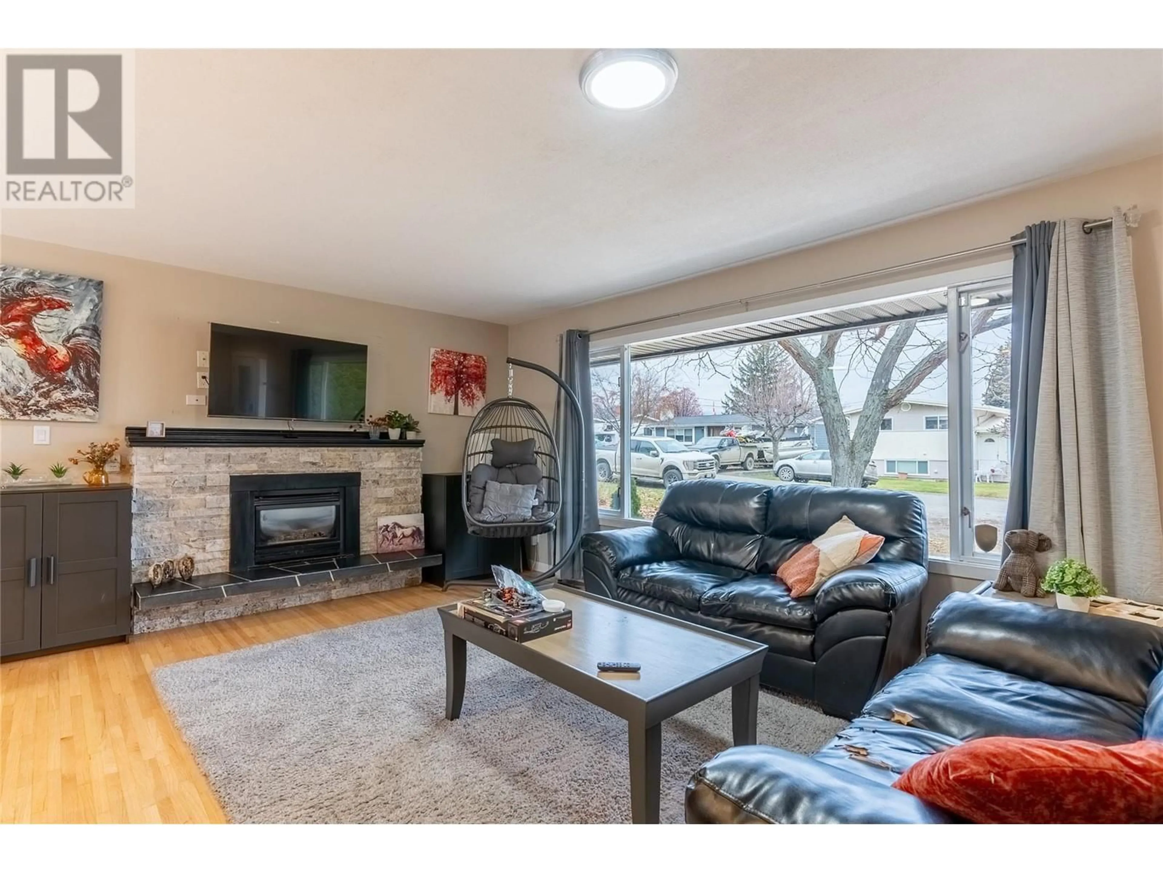 Living room with furniture, wood/laminate floor for 173 KNOLLWOOD DRIVE, Kamloops British Columbia V2C4M5