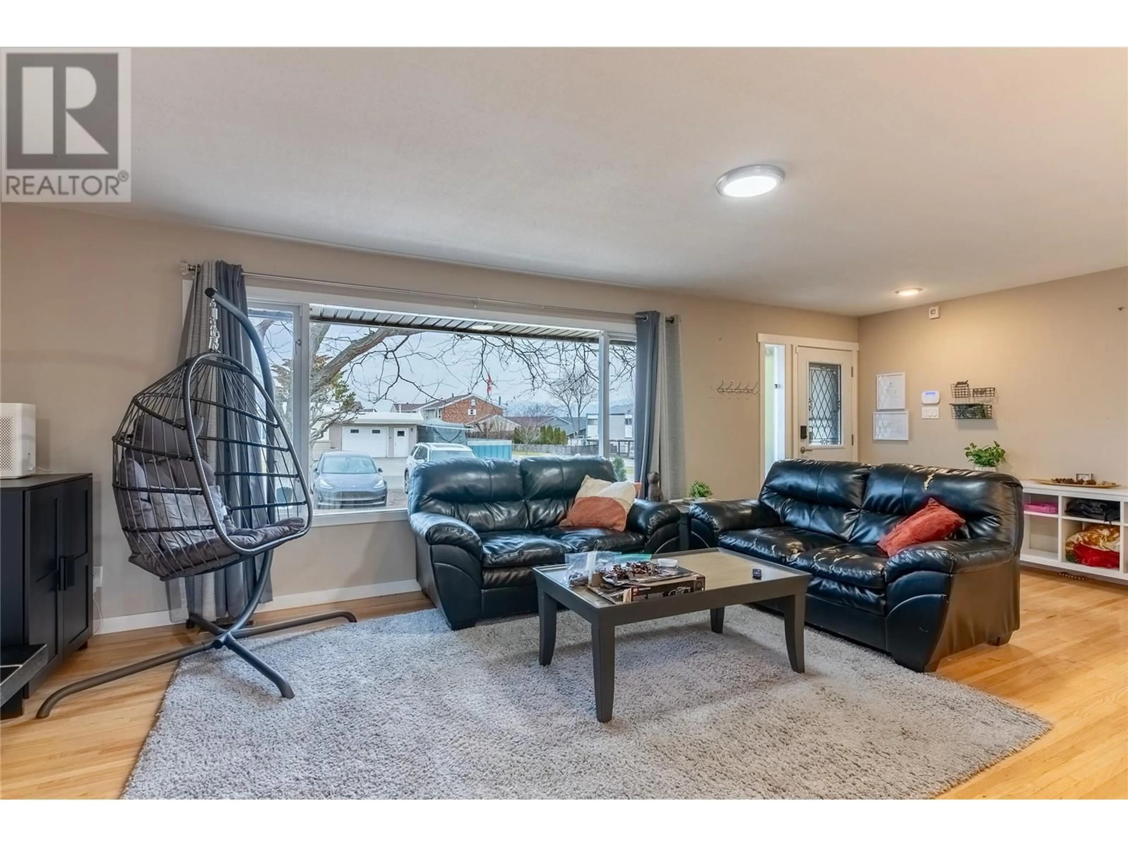 Living room with furniture, wood/laminate floor for 173 KNOLLWOOD DRIVE, Kamloops British Columbia V2C4M5