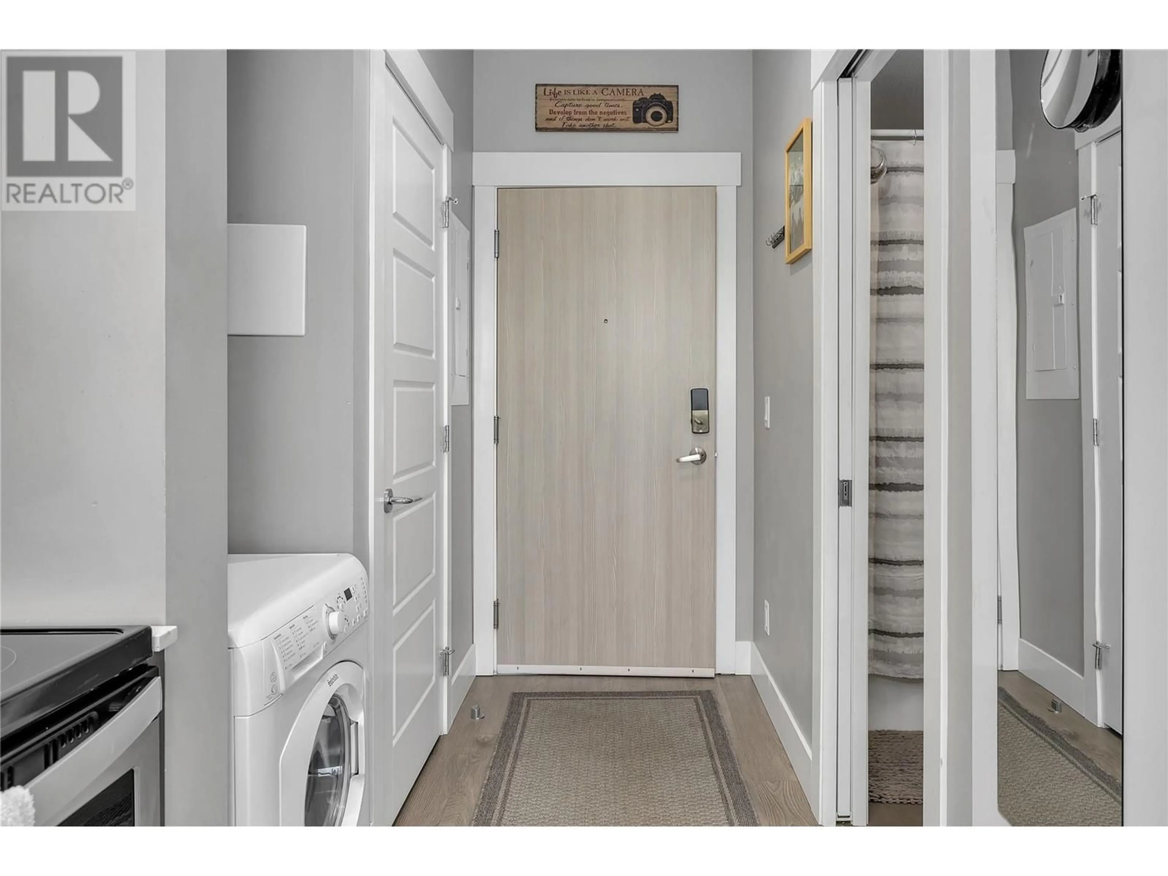 Indoor entryway for 441 - 925 LEON AVENUE, Kelowna British Columbia V1Y0E5