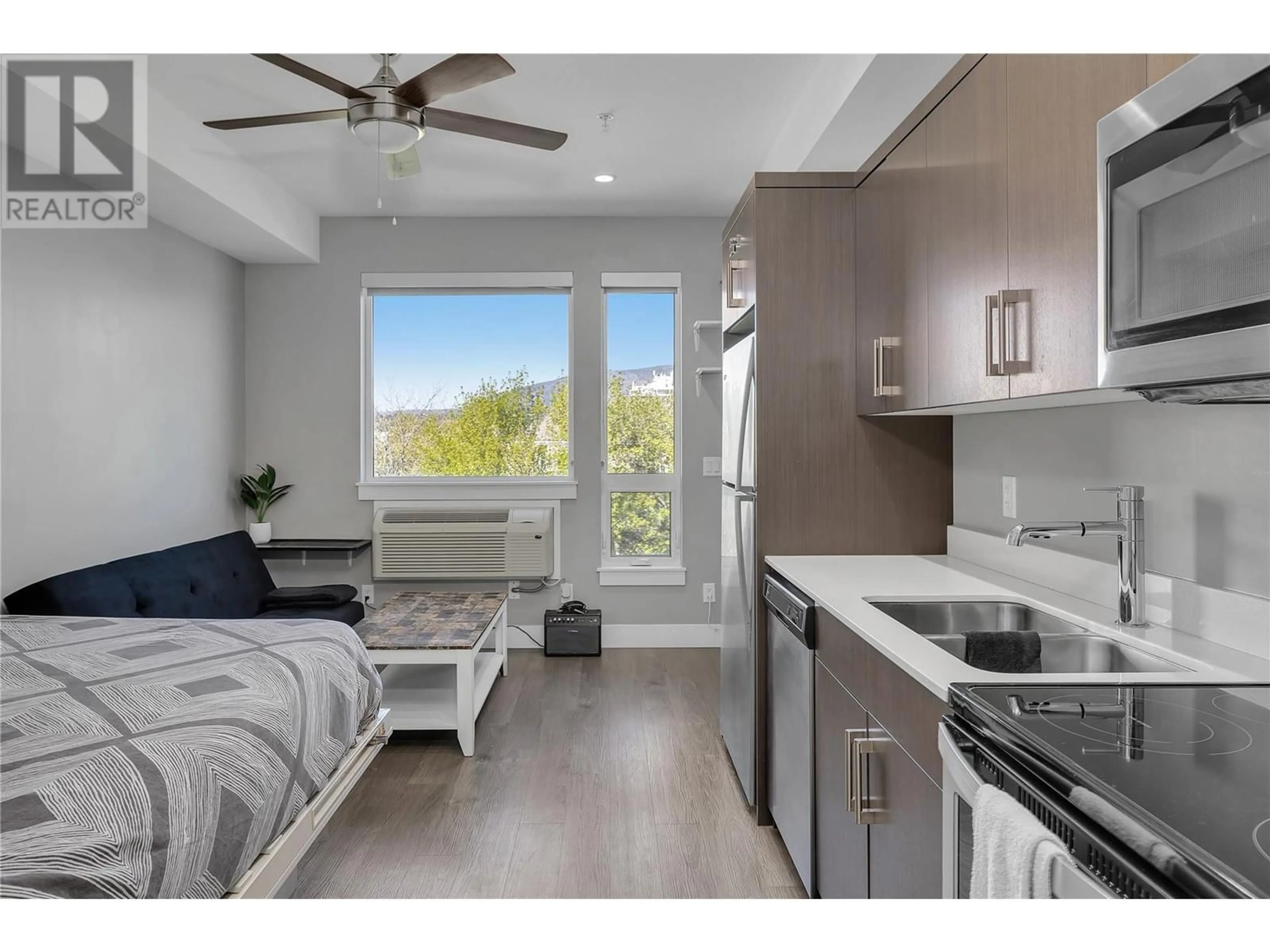 Open concept kitchen, wood/laminate floor for 441 - 925 LEON AVENUE, Kelowna British Columbia V1Y0E5