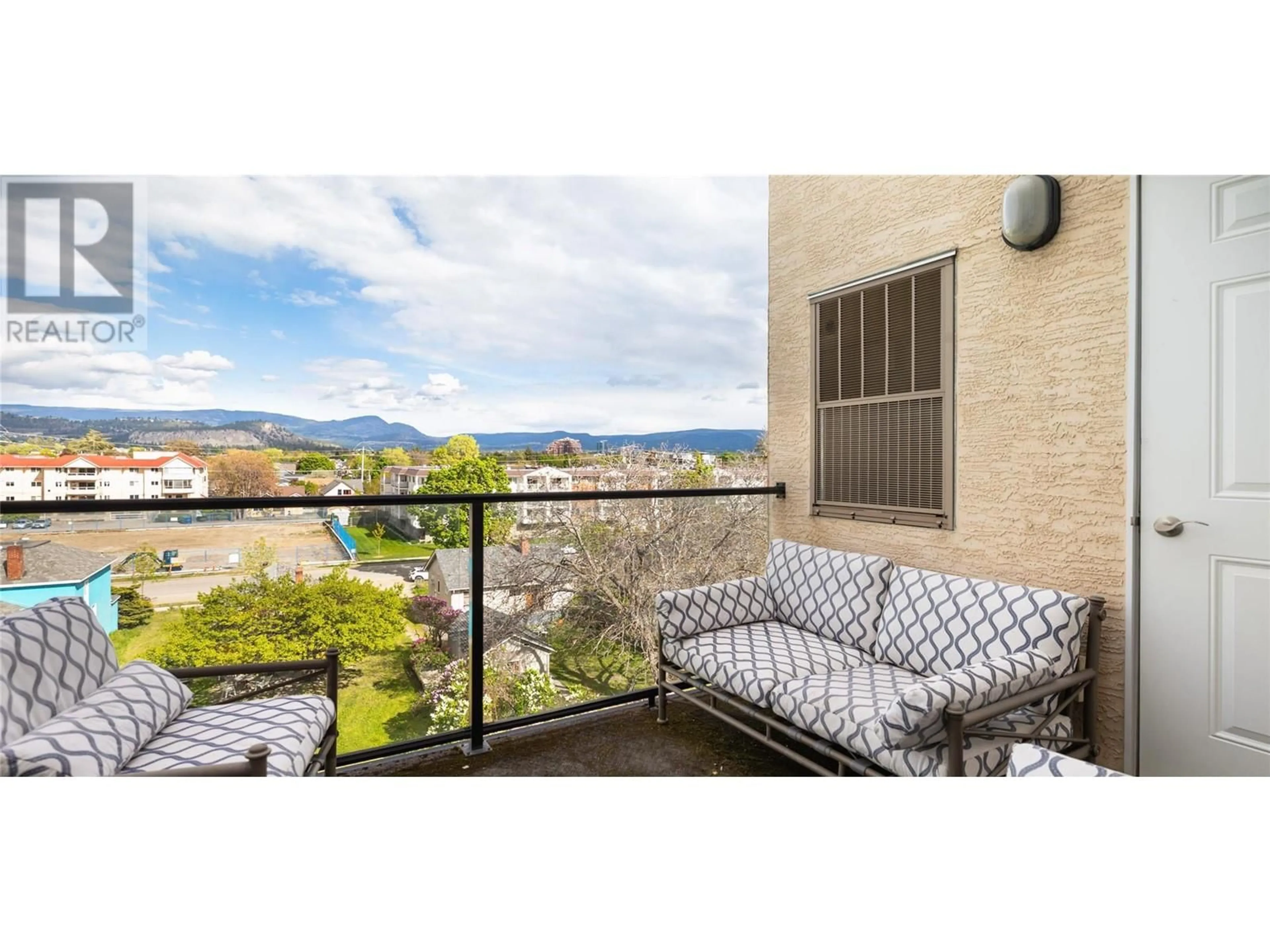 Balcony in the apartment, water/lake/river/ocean view for 408 - 1327 ST PAUL STREET, Kelowna British Columbia V1Y2E2