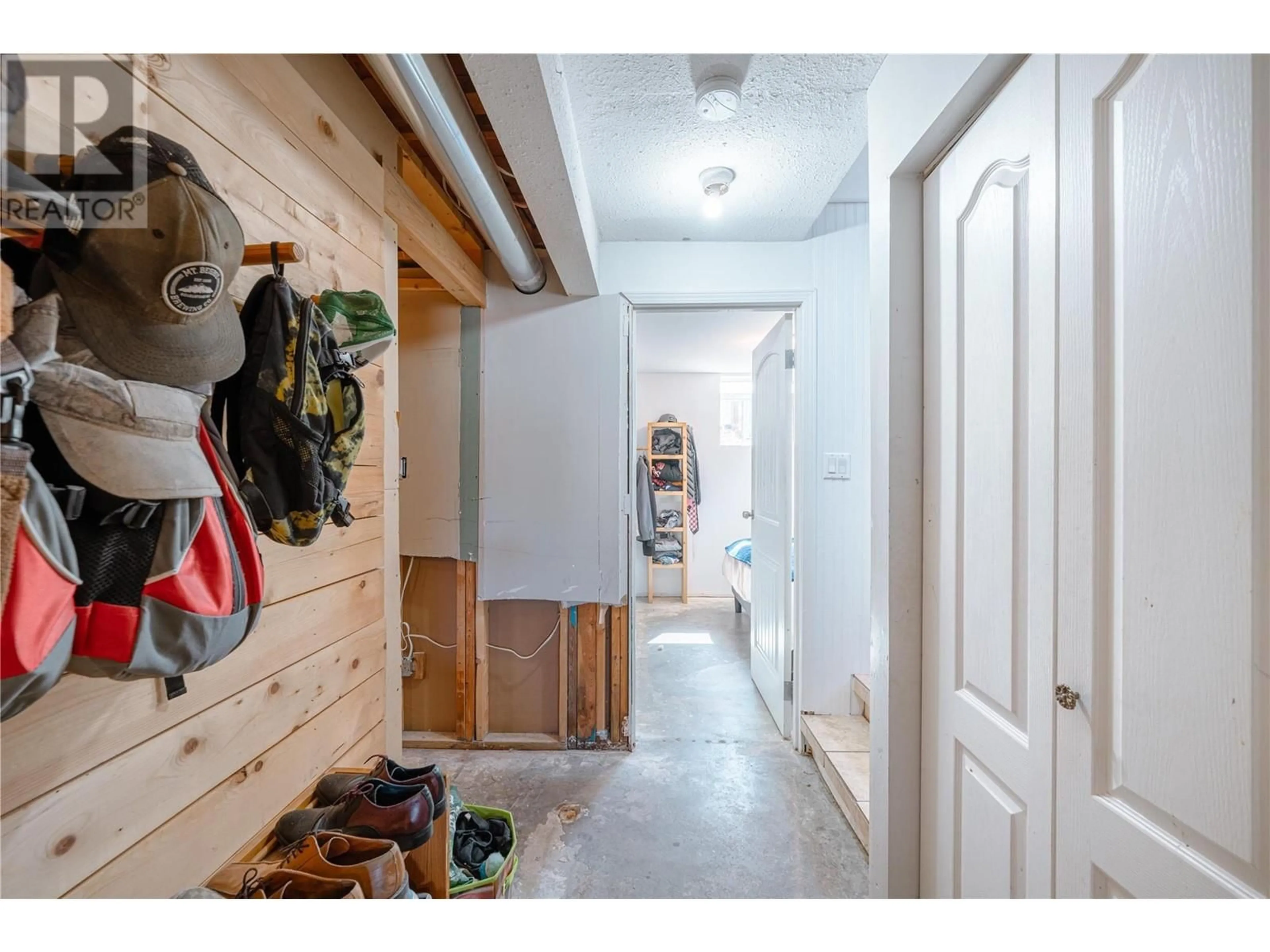 Indoor entryway for 211 VIERS CRESCENT, Revelstoke British Columbia V0E2S0