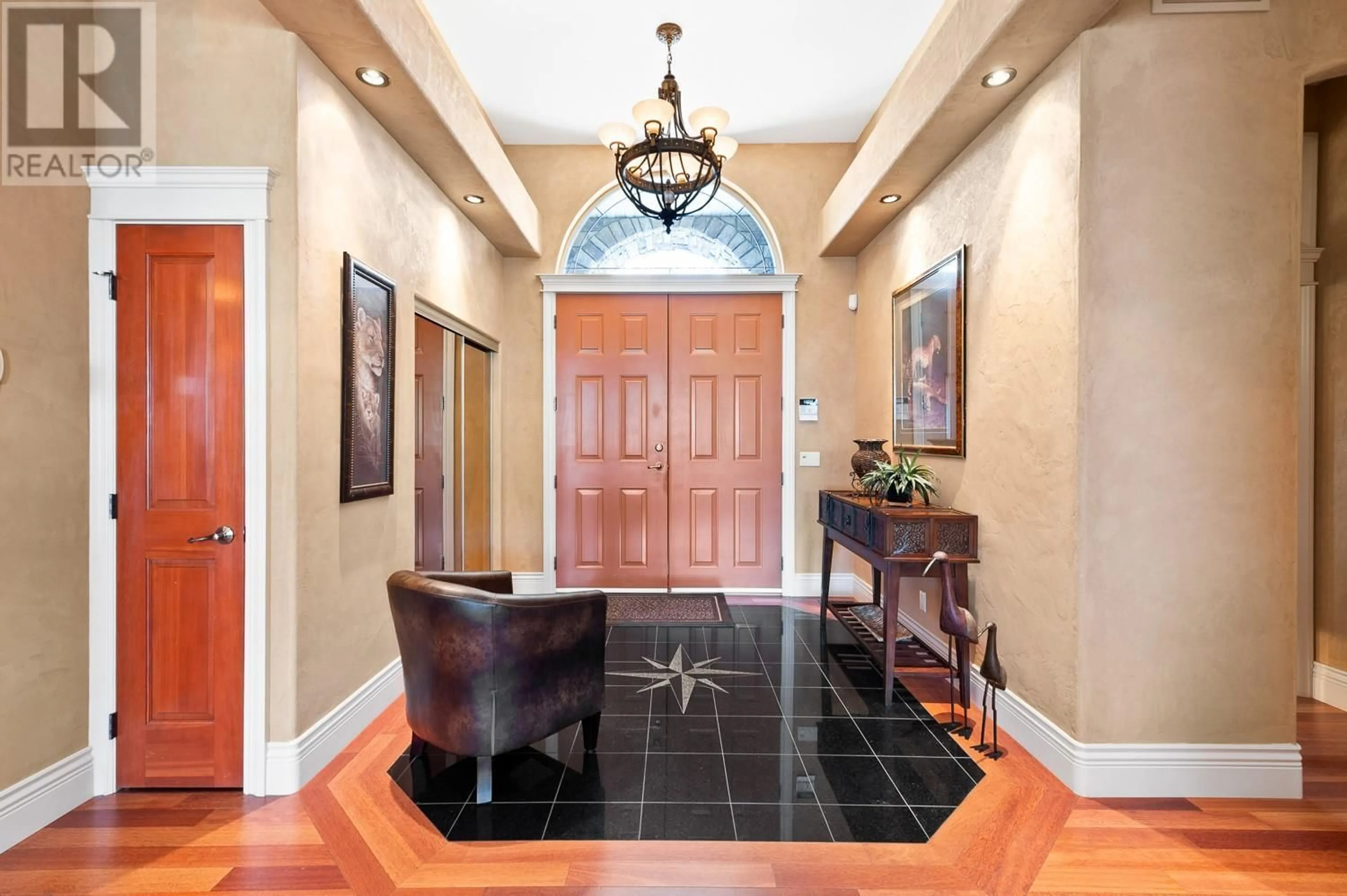 Indoor foyer for 43 - 2155 HORIZON DRIVE, West Kelowna British Columbia V1Z3Z9
