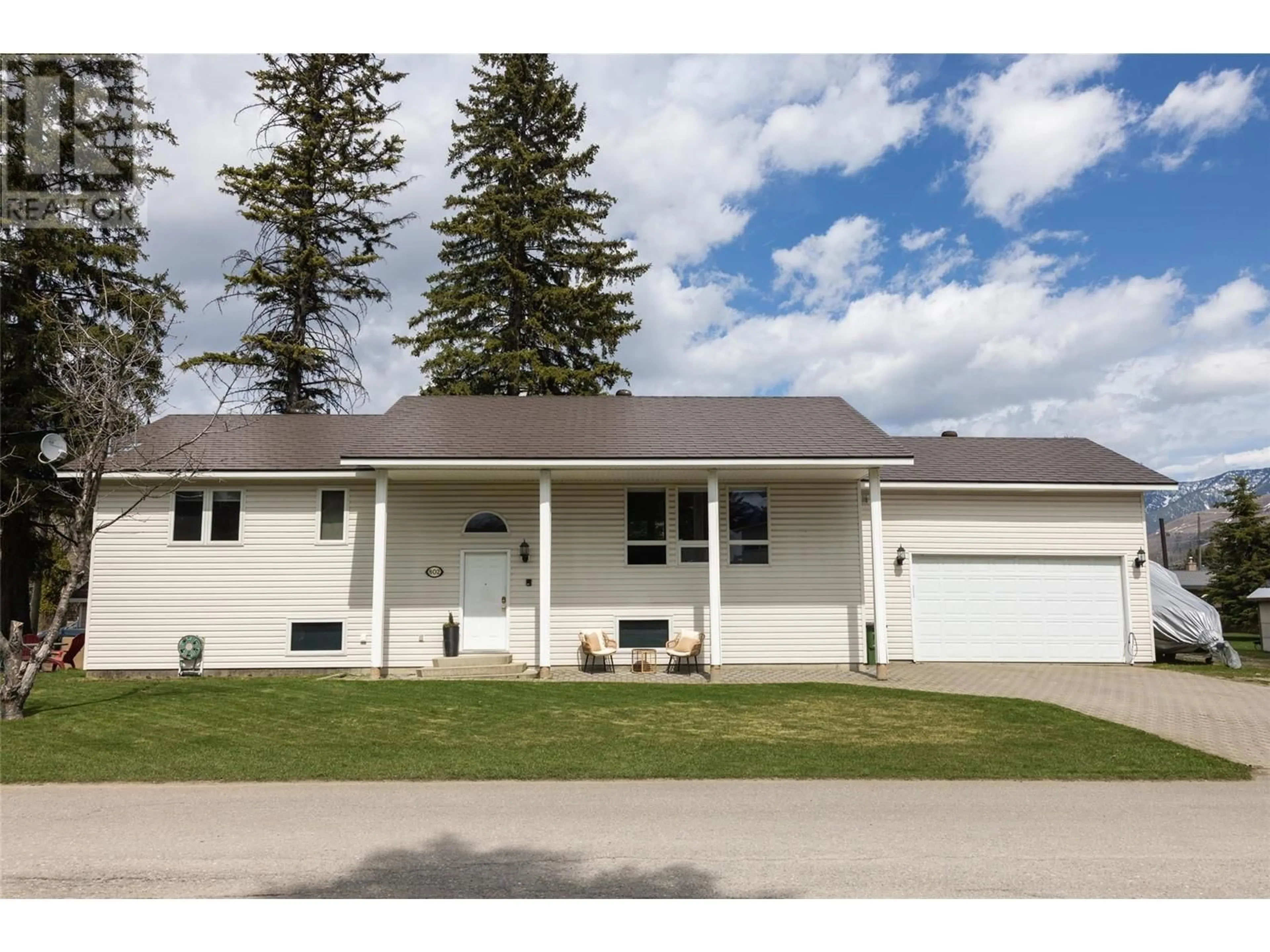 Home with vinyl exterior material, street for 802 11TH AVENUE, Fernie British Columbia V0B1M0