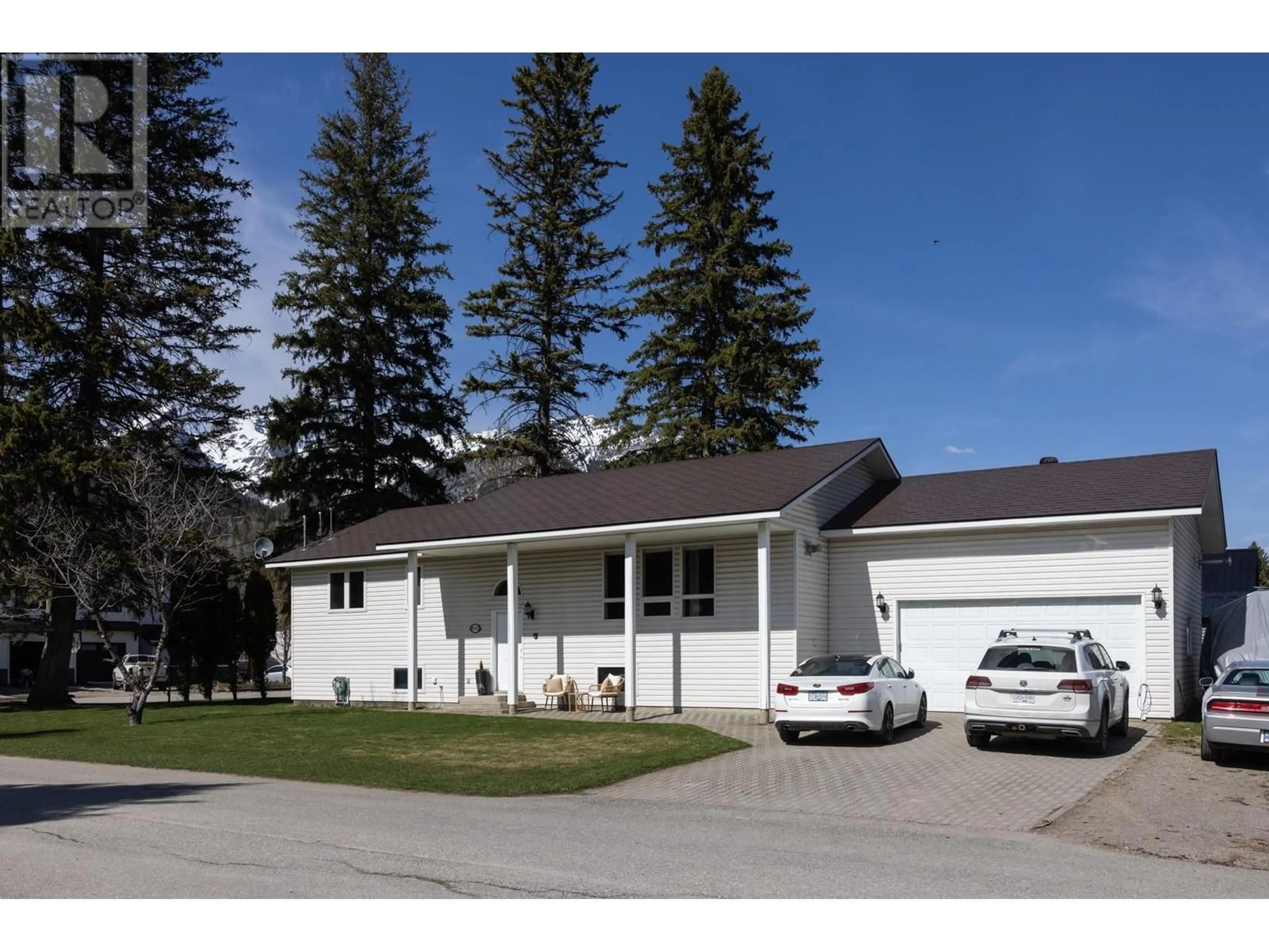 Home with vinyl exterior material, street for 802 11TH AVENUE, Fernie British Columbia V0B1M0