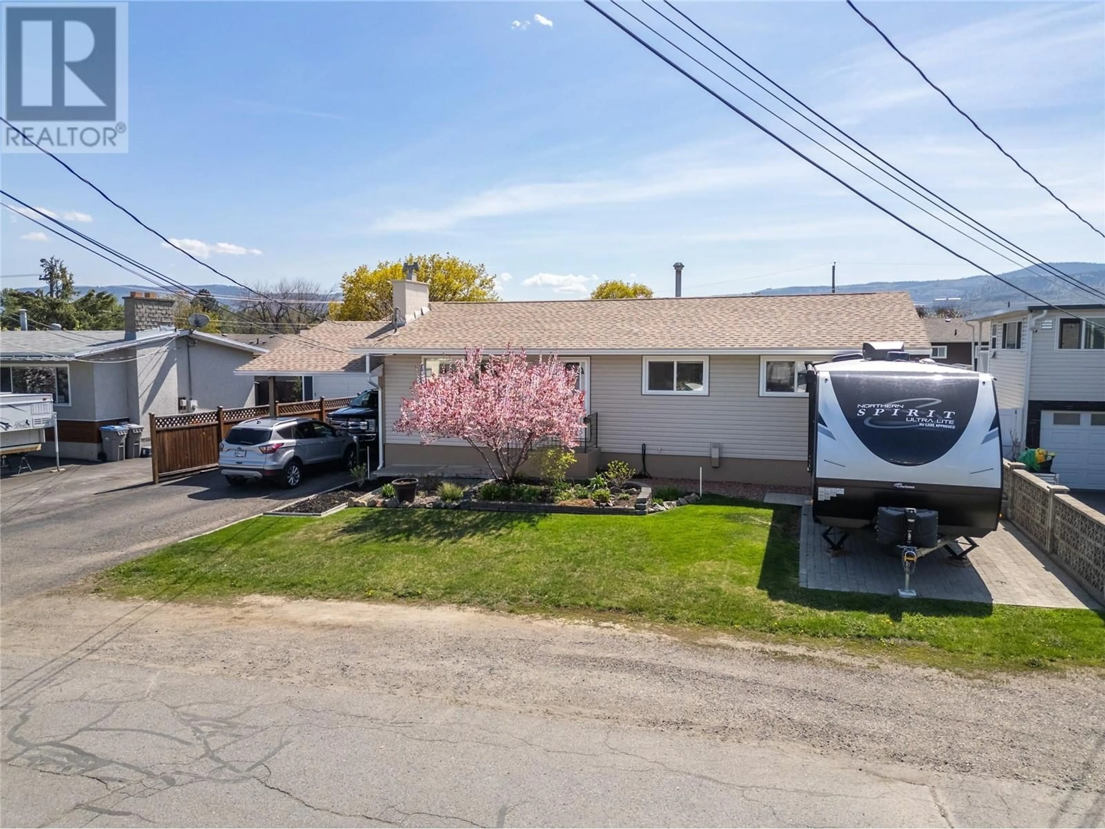 A pic from outside/outdoor area/front of a property/back of a property/a pic from drone, street for 643 CUMBERLAND AVENUE, Kamloops British Columbia V2B1Z1