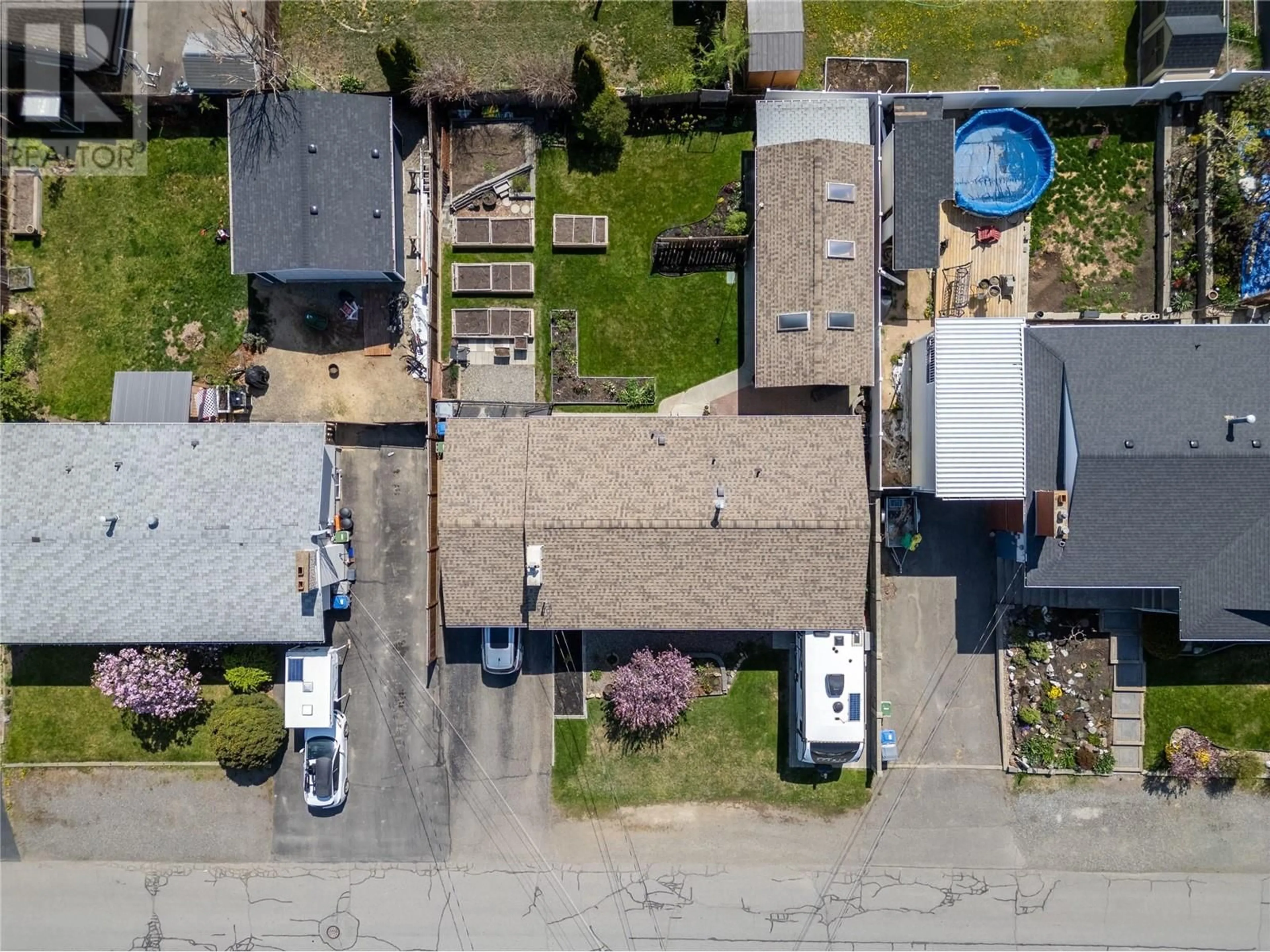 A pic from outside/outdoor area/front of a property/back of a property/a pic from drone, street for 643 CUMBERLAND AVENUE, Kamloops British Columbia V2B1Z1