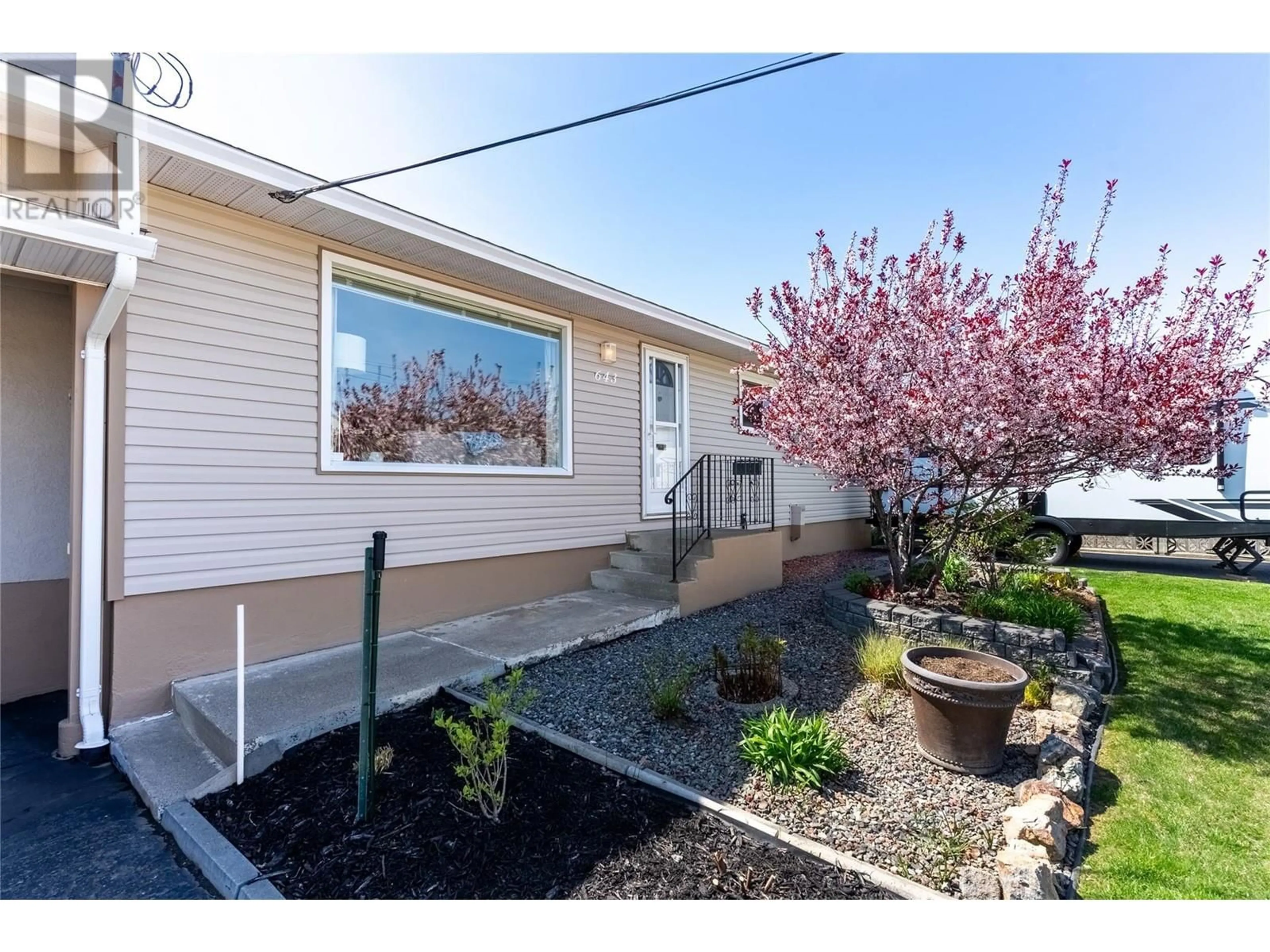 Home with vinyl exterior material, street for 643 CUMBERLAND AVENUE, Kamloops British Columbia V2B1Z1