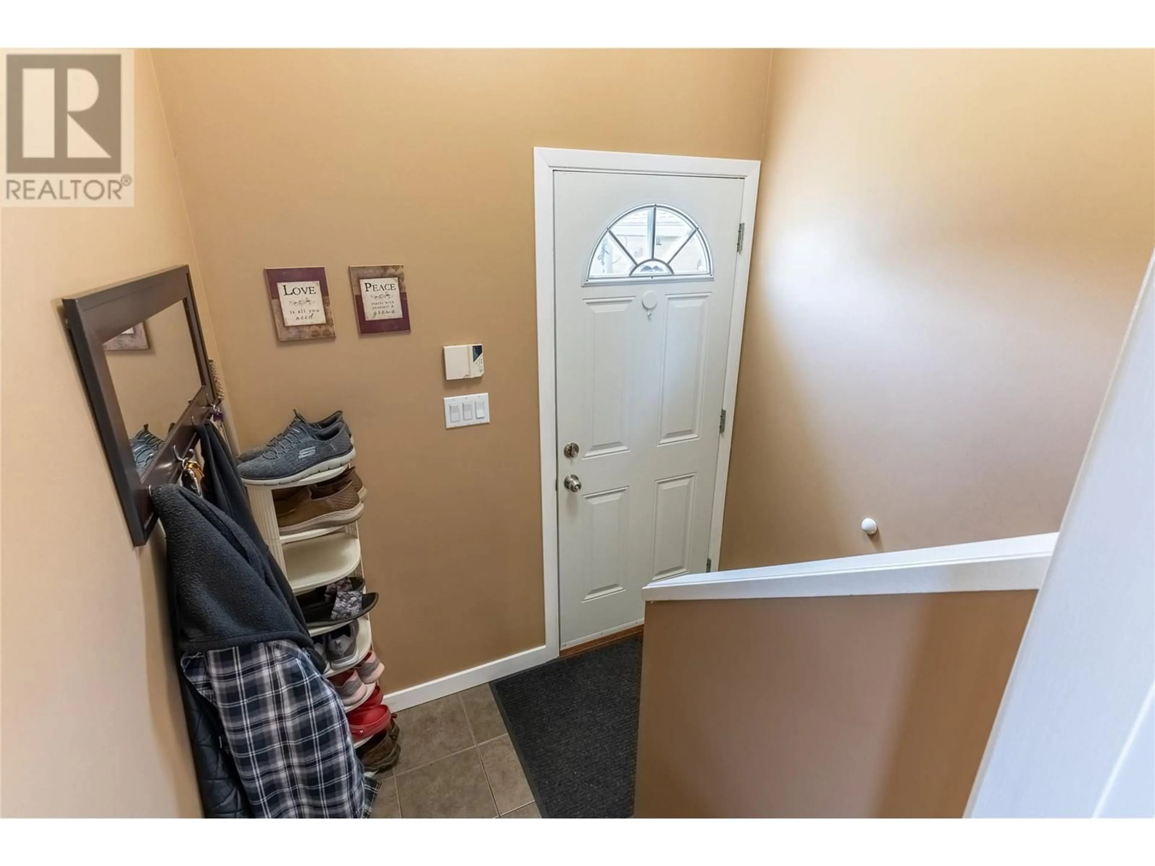 Indoor entryway for 643 CUMBERLAND AVENUE, Kamloops British Columbia V2B1Z1