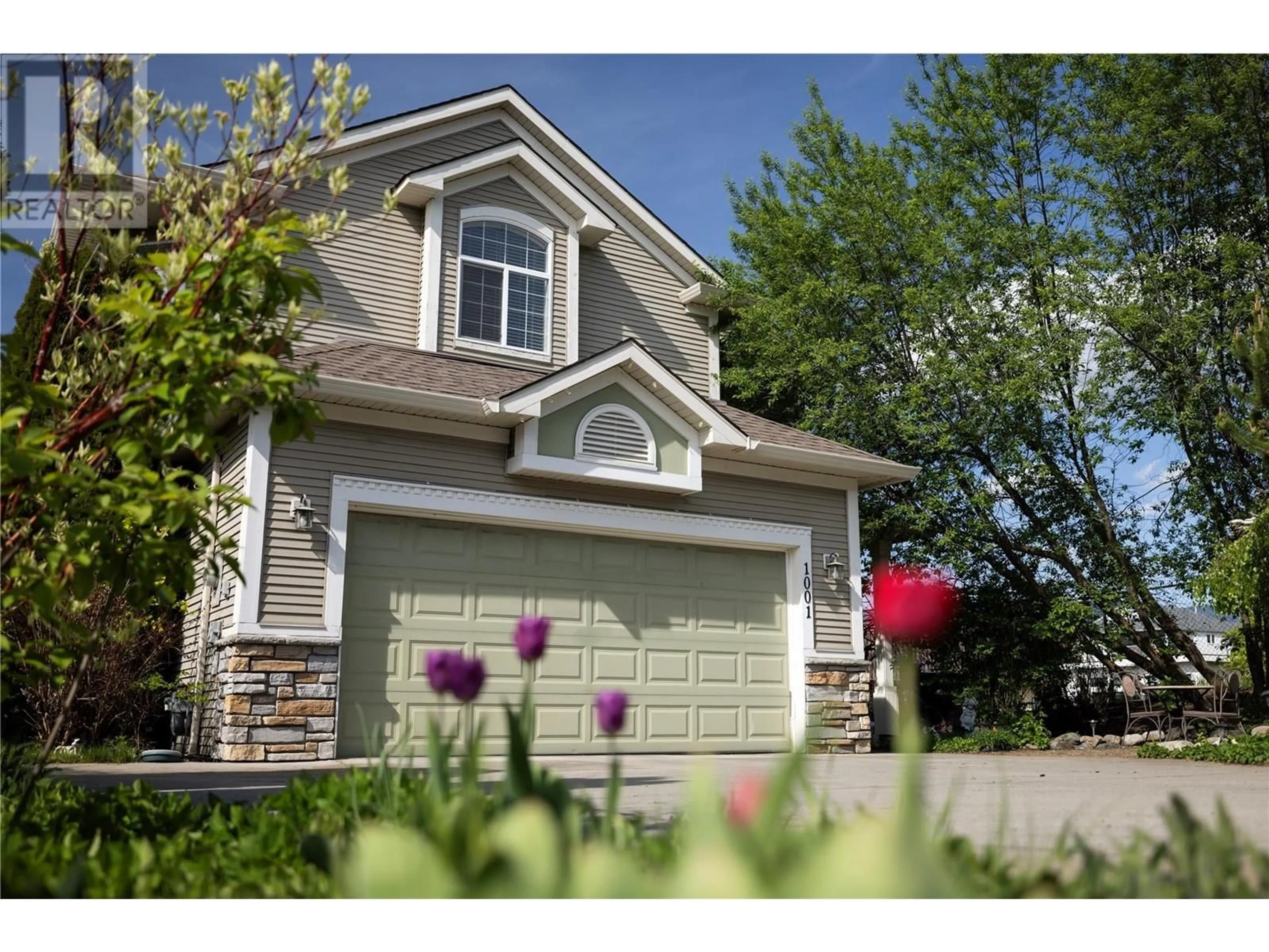 Home with vinyl exterior material, street for 1001 WINDSOR PLACE, Vernon British Columbia V1T9E7