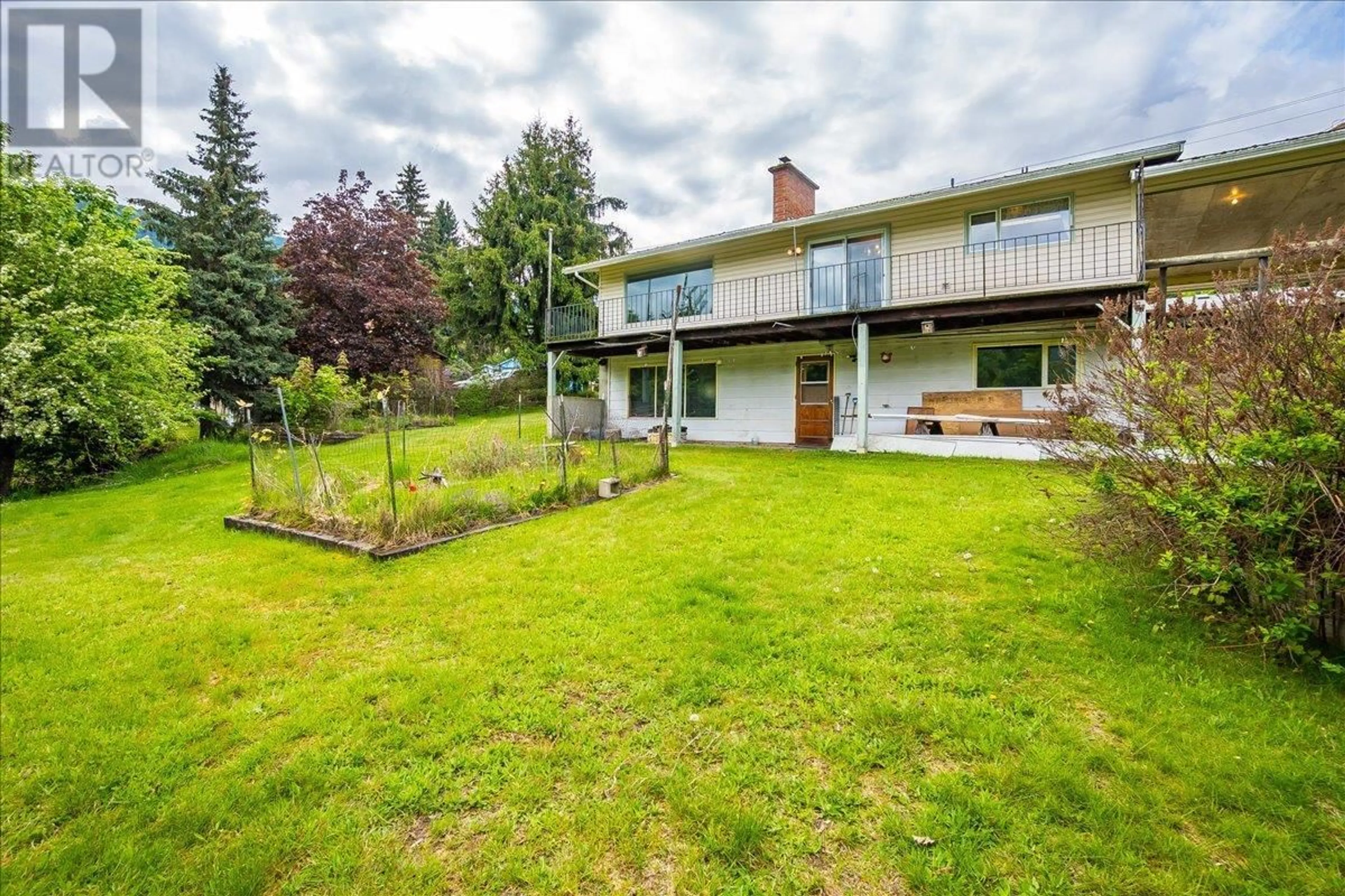 A pic from outside/outdoor area/front of a property/back of a property/a pic from drone, unknown for 602 WASSON STREET, Nelson British Columbia V1L3G7