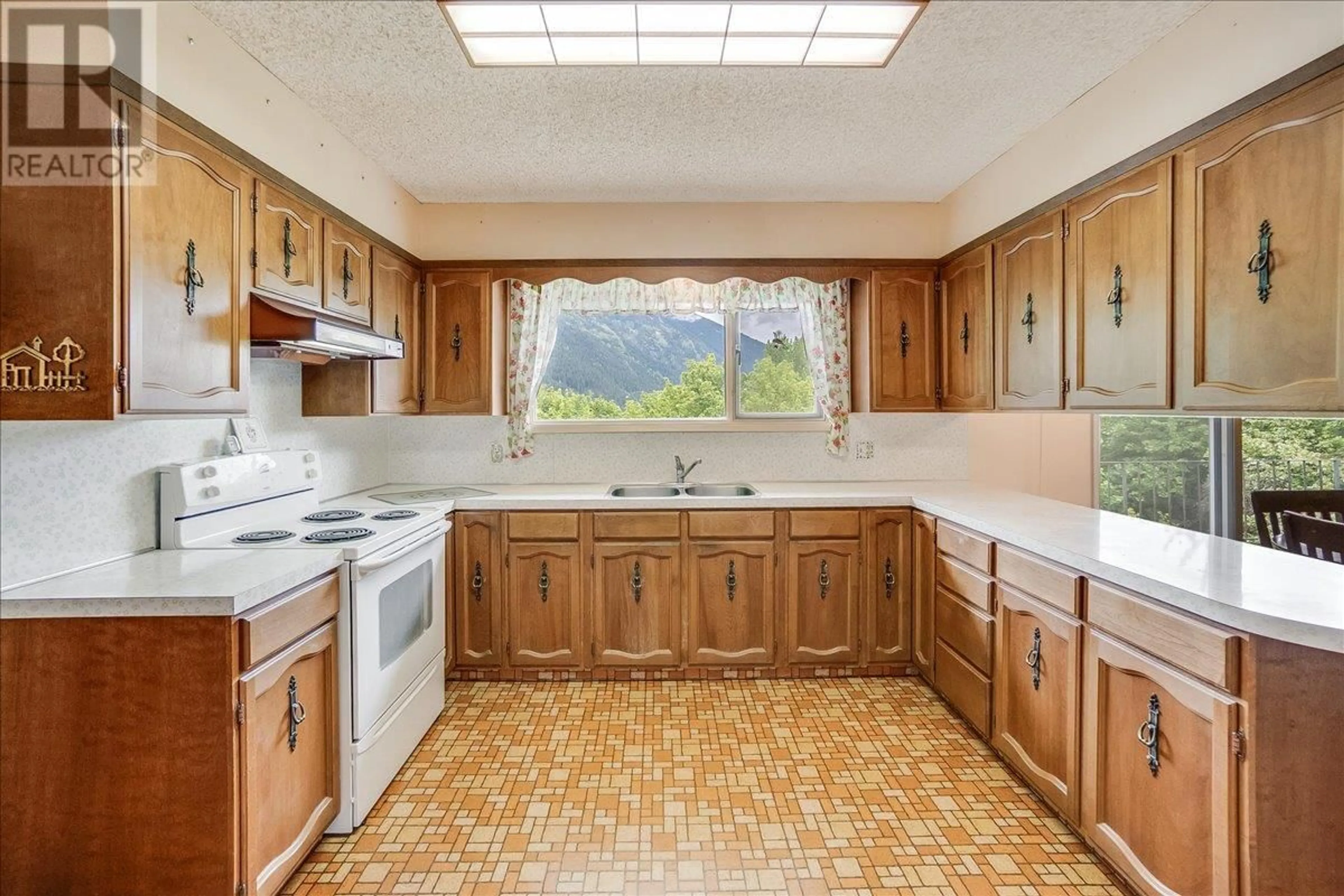 Standard kitchen, ceramic/tile floor for 602 WASSON STREET, Nelson British Columbia V1L3G7