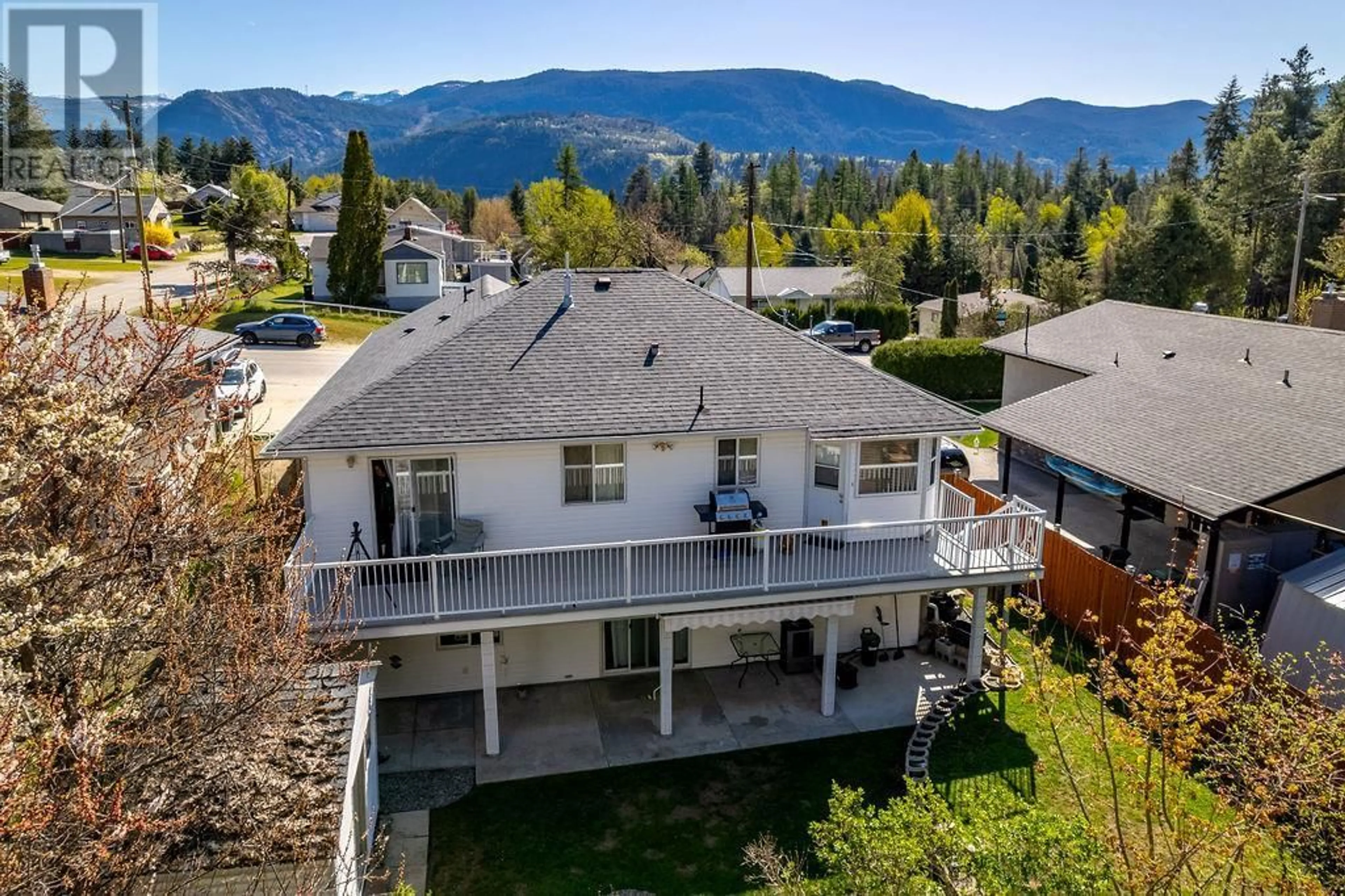 A pic from outside/outdoor area/front of a property/back of a property/a pic from drone, mountain view for 860 7TH AVENUE, Castlegar British Columbia V1N1R9
