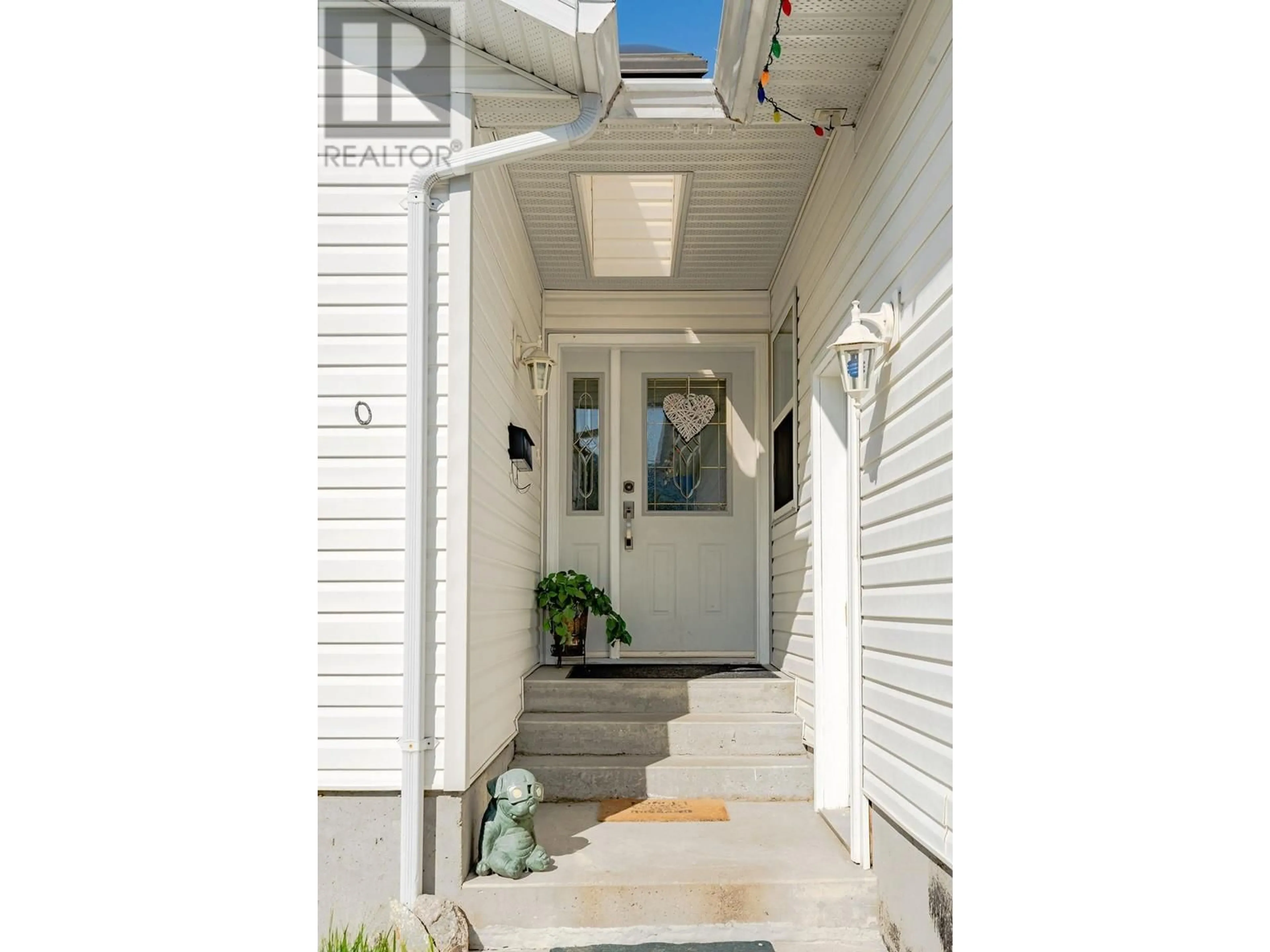 Indoor entryway for 860 7TH AVENUE, Castlegar British Columbia V1N1R9