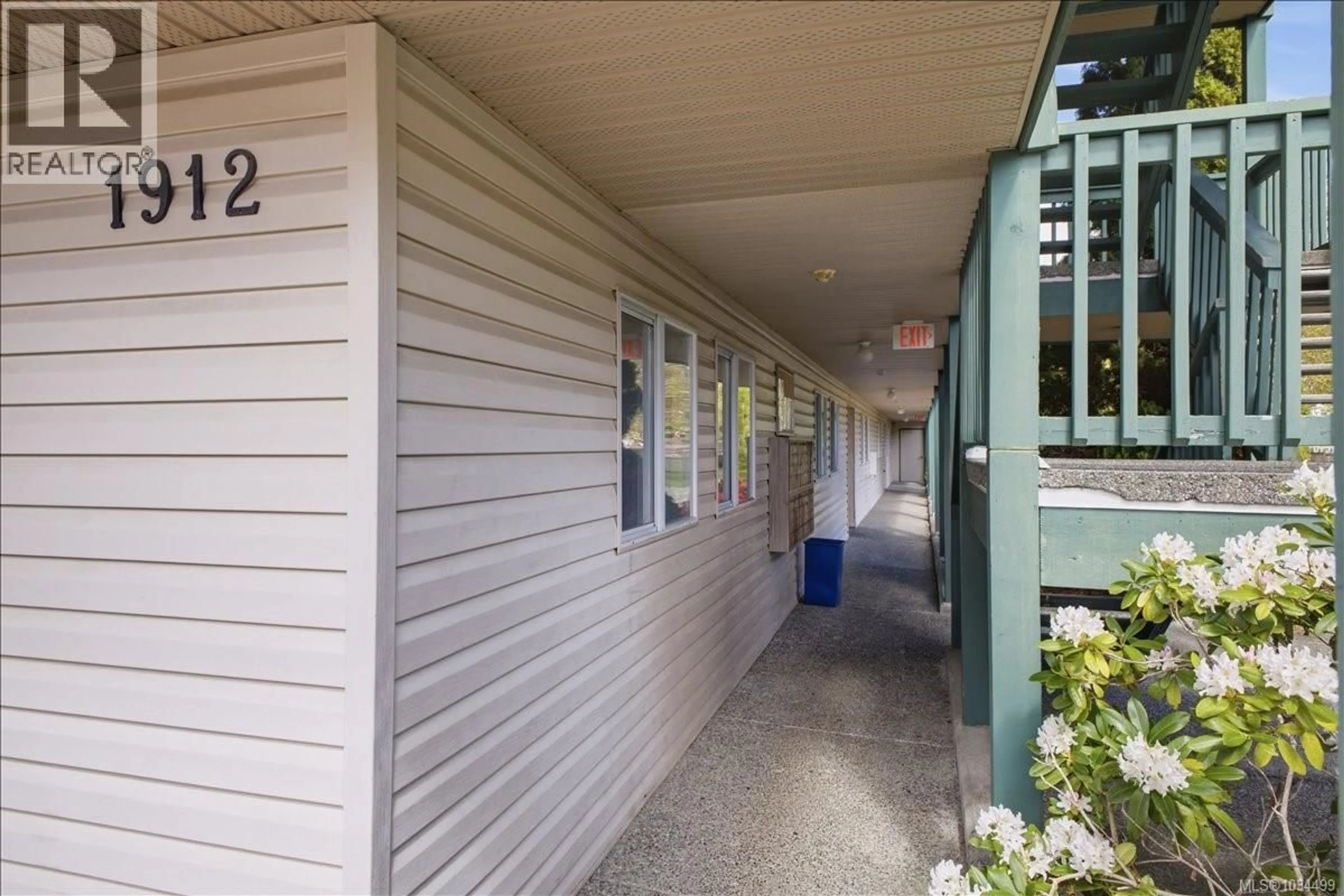 Indoor foyer for 208 - 1912 BOWEN ROAD, Nanaimo British Columbia V9S5S6
