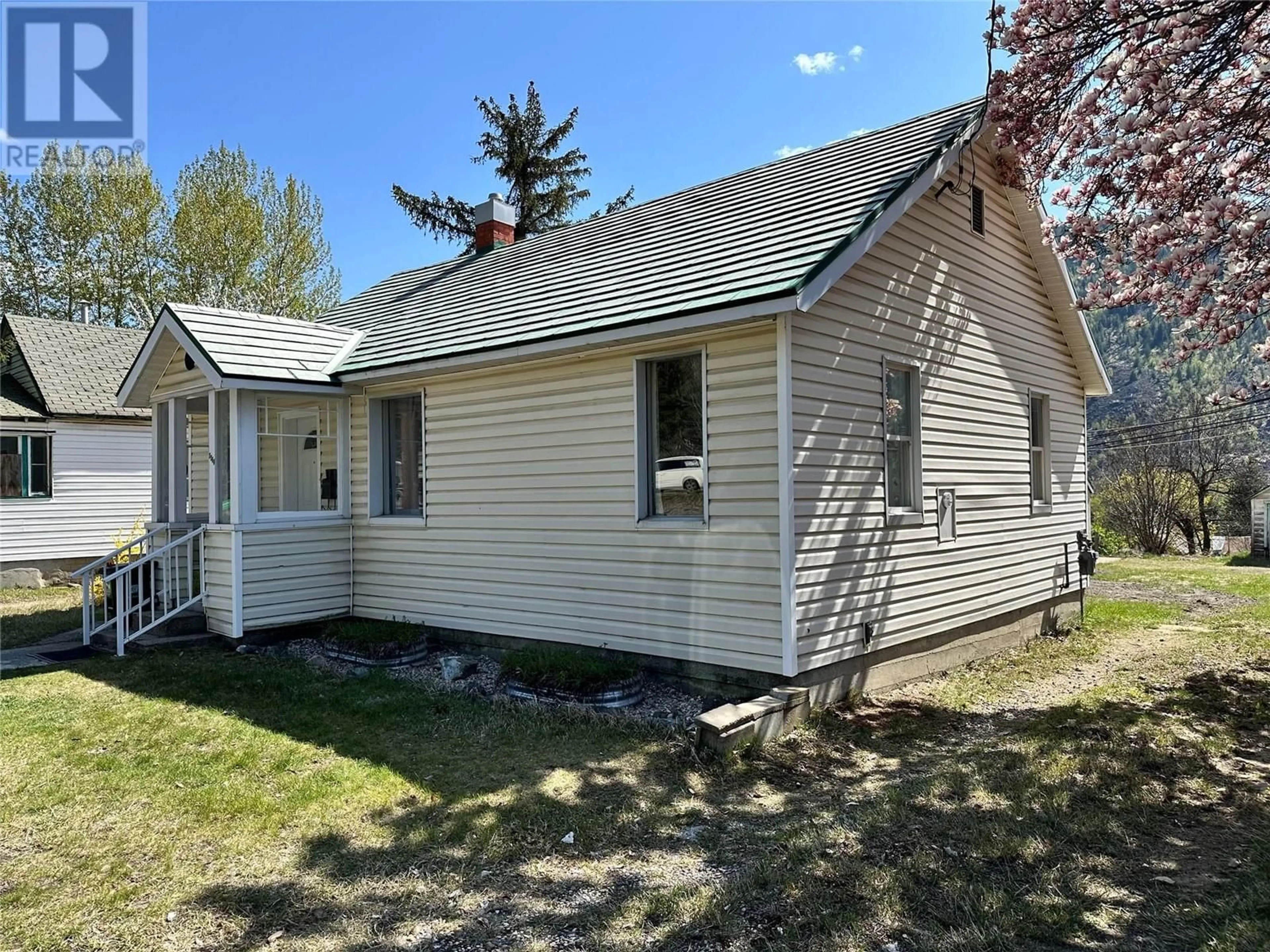 Home with vinyl exterior material, unknown for 2264 EIGHTH AVENUE, Trail British Columbia V1R3E3