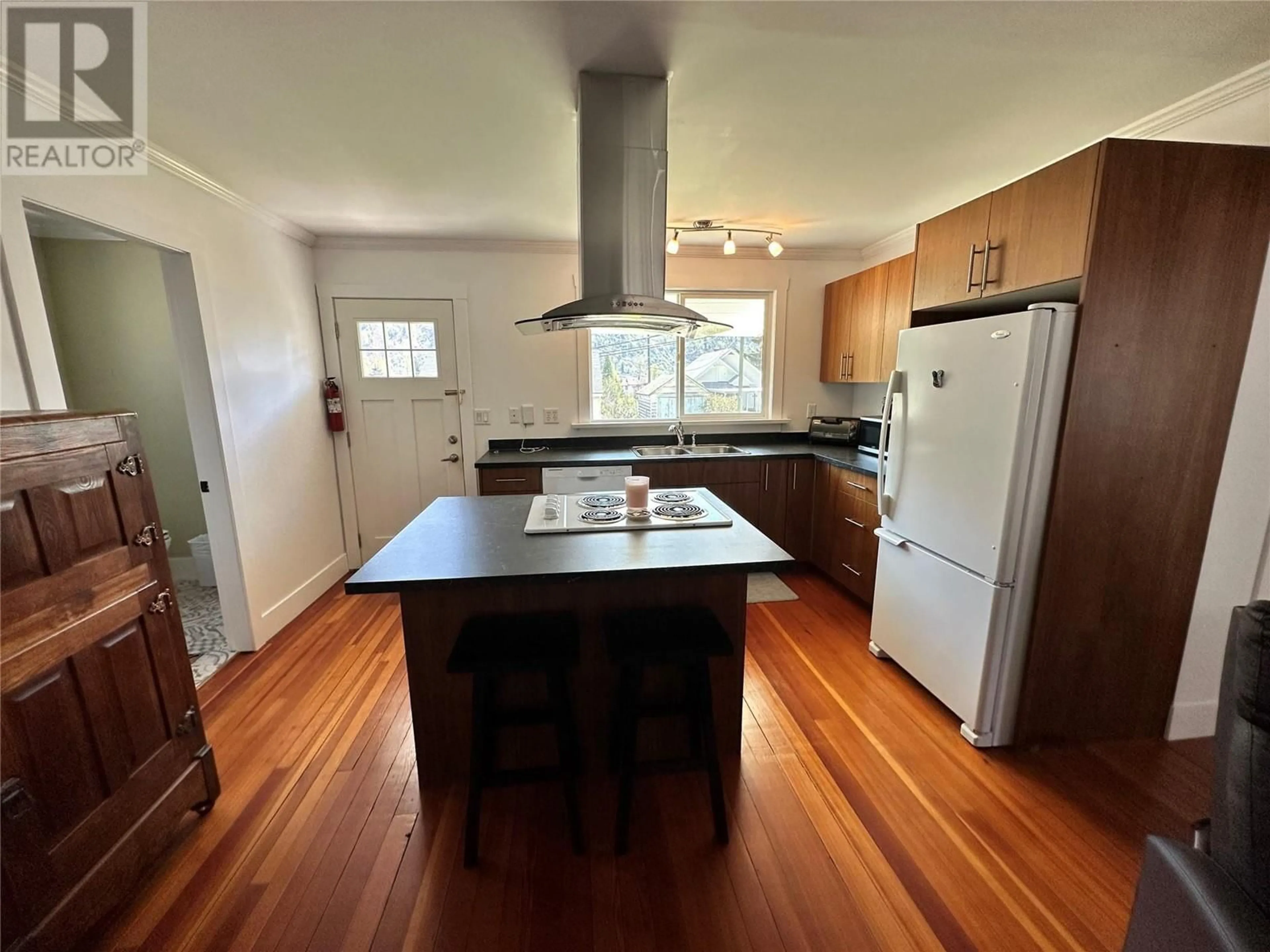 Standard kitchen, wood/laminate floor for 2264 EIGHTH AVENUE, Trail British Columbia V1R3E3