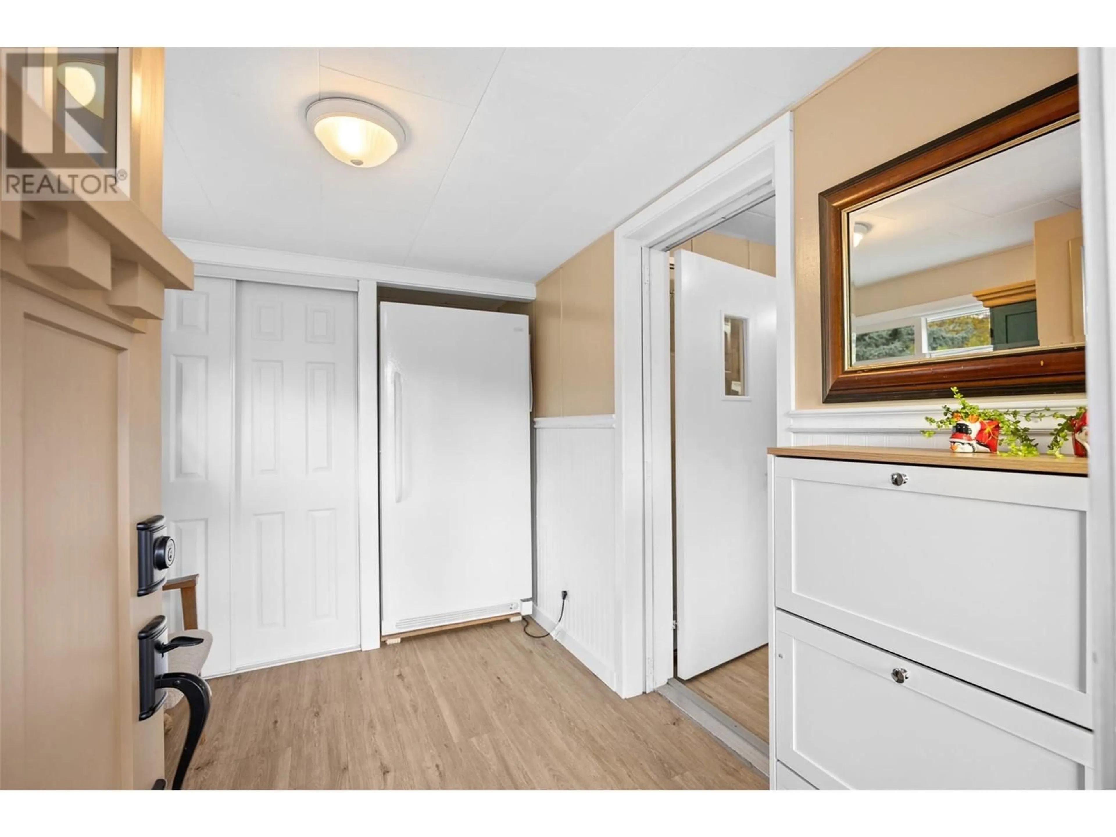 Indoor entryway for 239 - 2400 OAKDALE WAY, Kamloops British Columbia V2B6W7