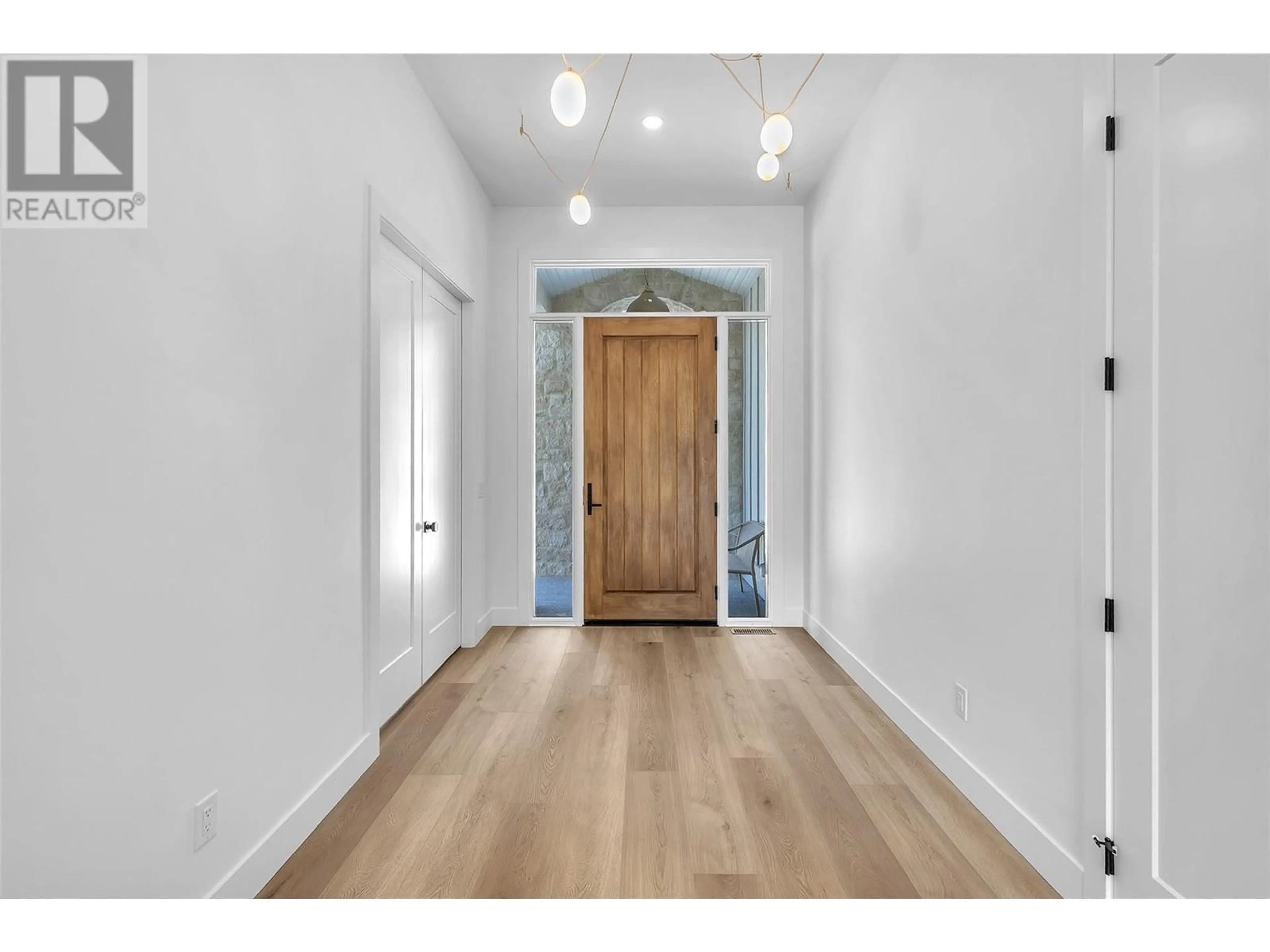 Indoor entryway for 1439 WHISTLING PINE PLACE, Kelowna British Columbia V1V2C6