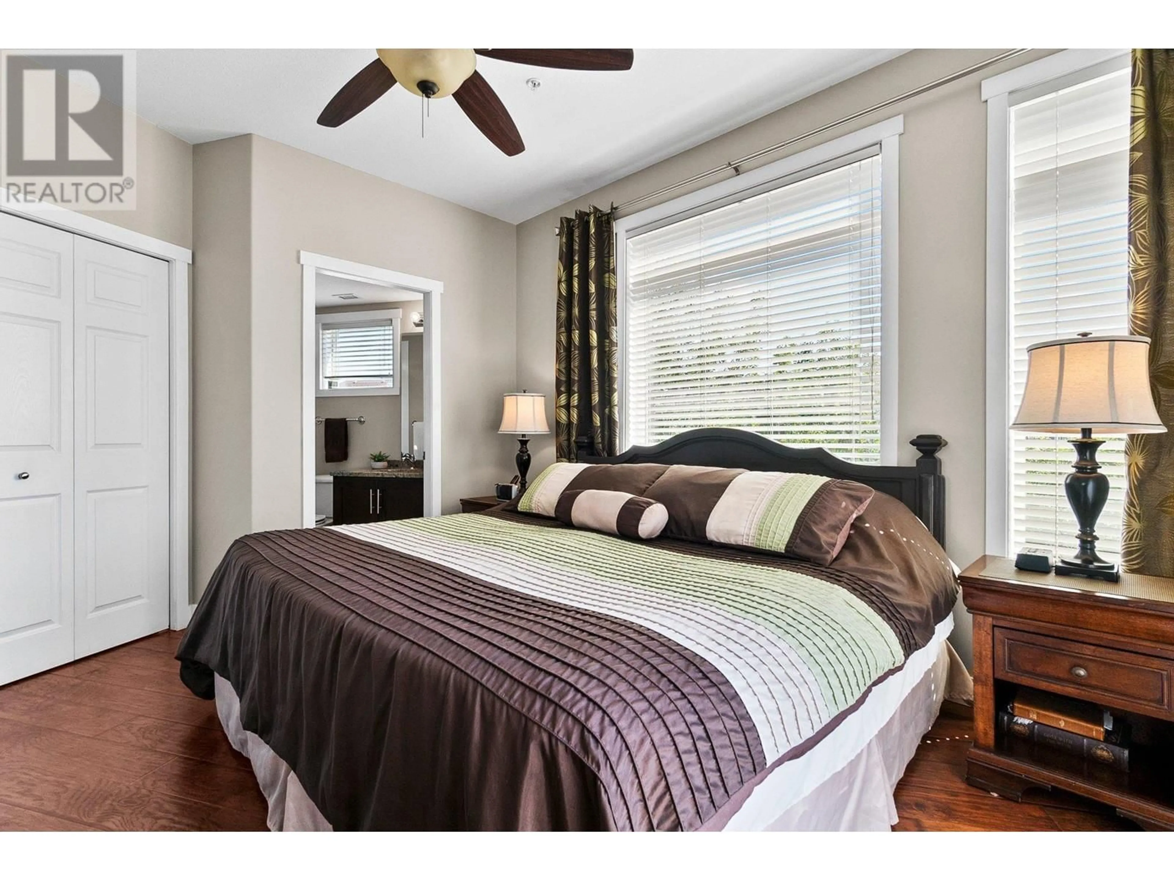 Bedroom with bed, wood/laminate floor for 442 - 1088 SUNSET DRIVE, Kelowna British Columbia V1Y9W1