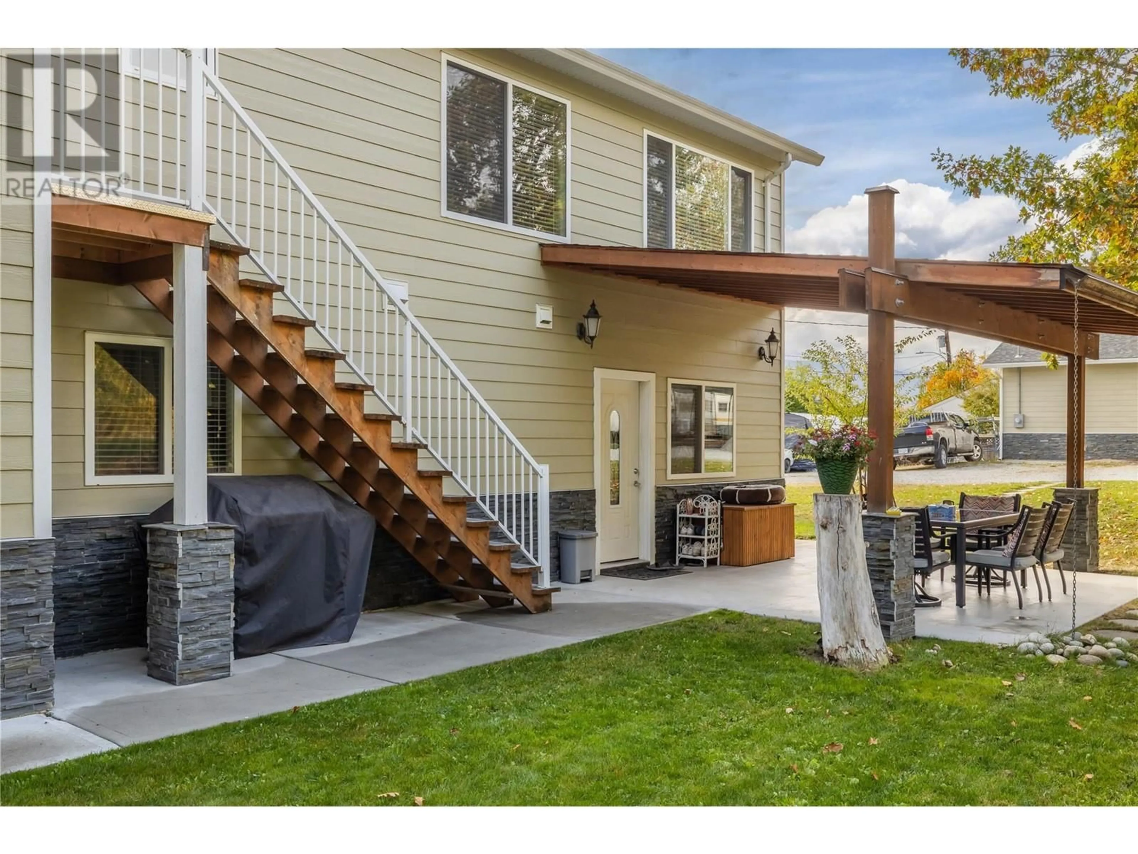 Home with vinyl exterior material, street for 2058 PARSONS ROAD, Kelowna British Columbia V1W2X1