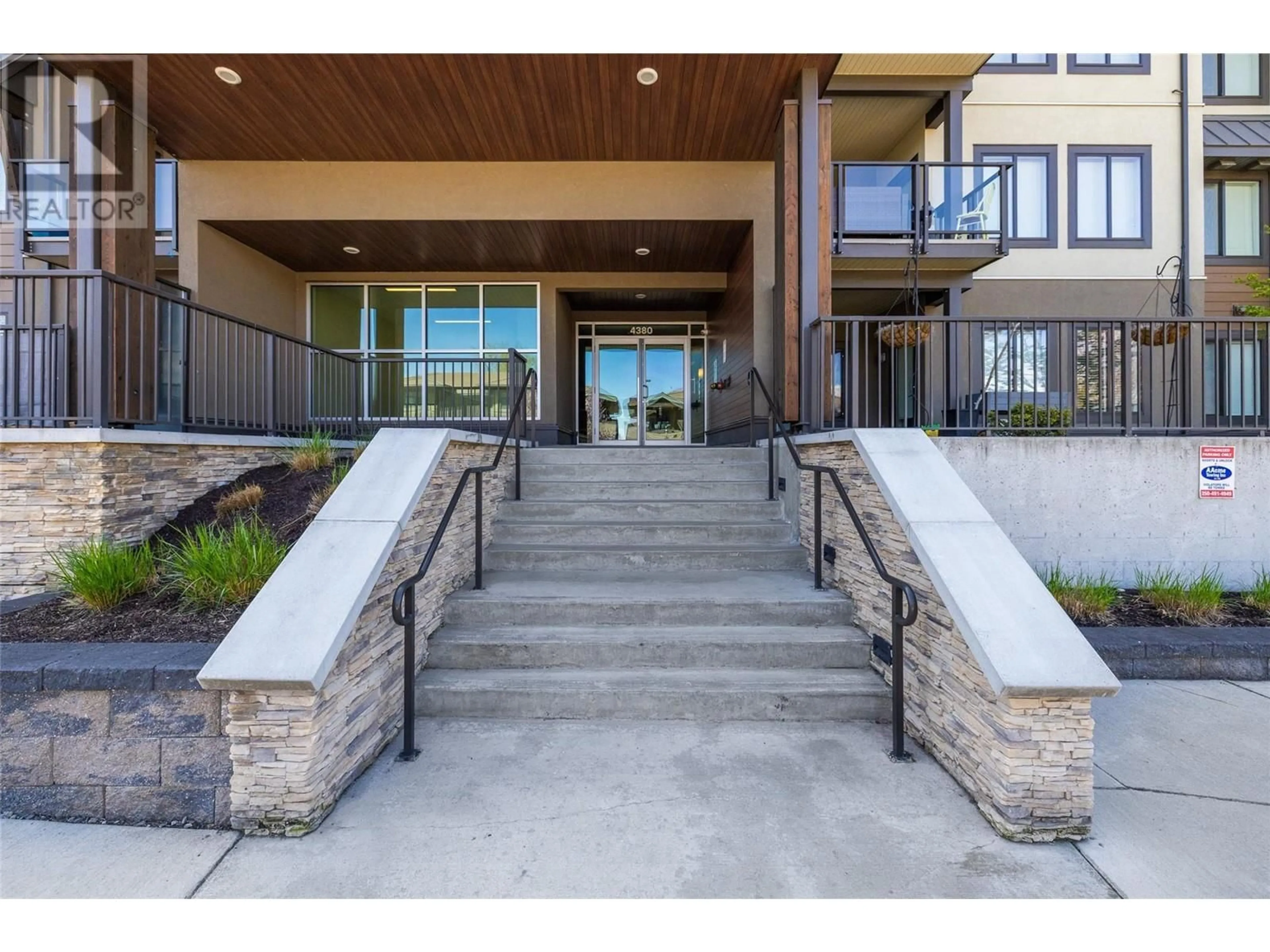 Indoor foyer for 108 - 4380 LAKESHORE ROAD, Kelowna British Columbia V1W5H5